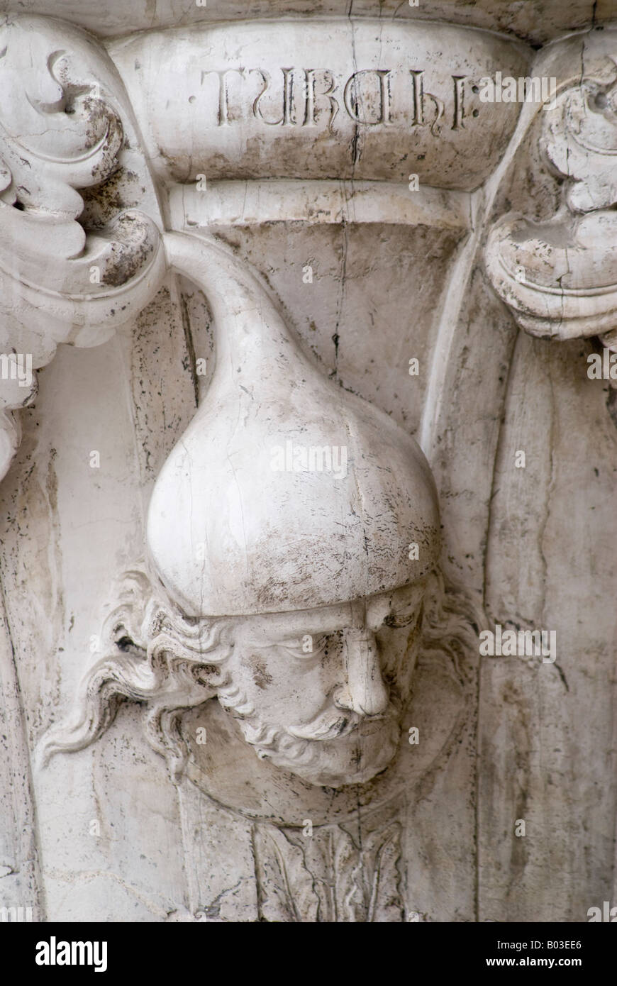 Venedig, Veneto, Italien. Detail von der Spitze einer Säule aus den Bögen des Portikus zeigt einen Türkenkopf Stockfoto