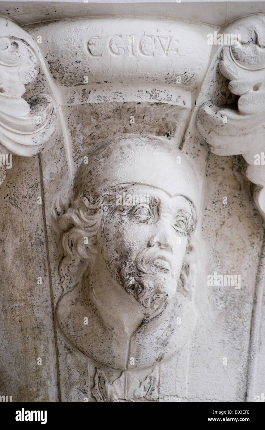 Venedig, Veneto, Italien. Detail von der Spitze einer Säule aus den Bögen des Portikus mit Kopf der ägyptischen Stockfoto