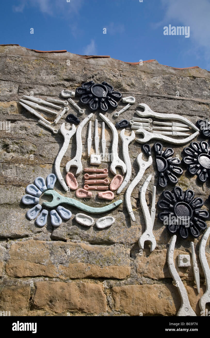 Kuh-Skulptur von alten landwirtschaftlichen Geräten an Wand in Nocton Dorf Lincolnshire England Stockfoto