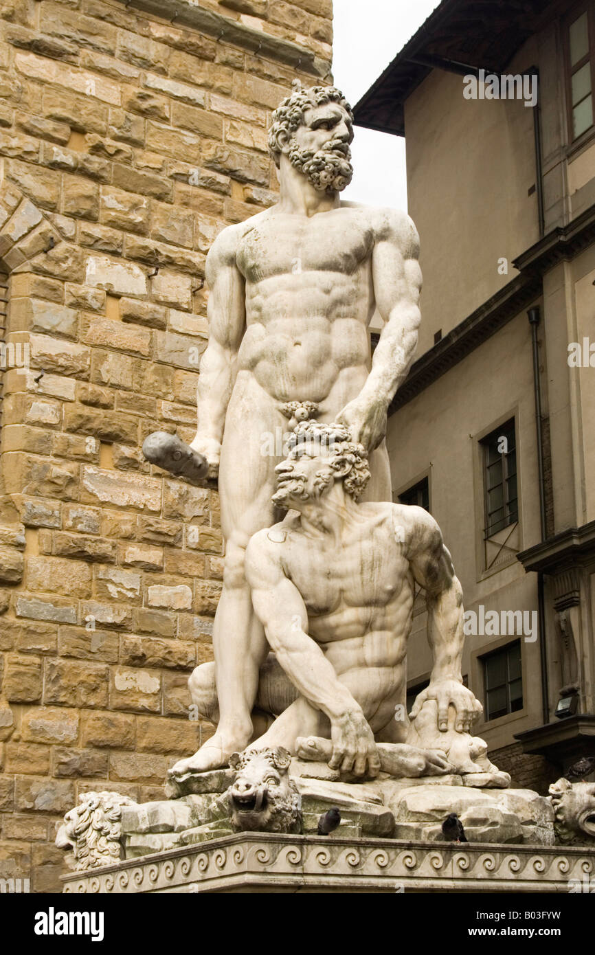 Statue des Herkules und Grab vor dem Palazzo Vecchio, Florenz, Italien Stockfoto