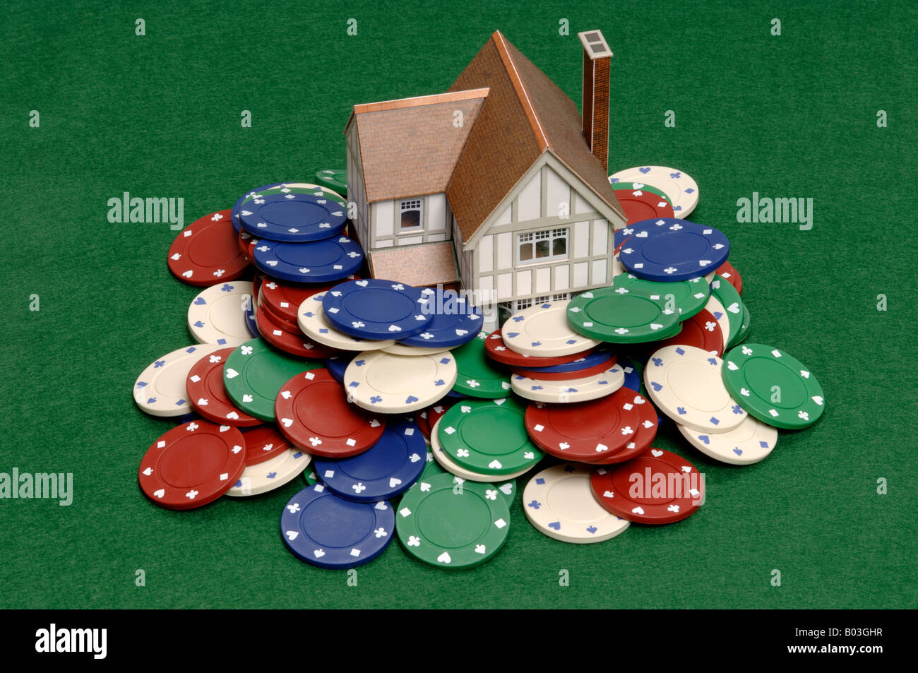 Haus, umgeben von Pokerchips Stockfoto