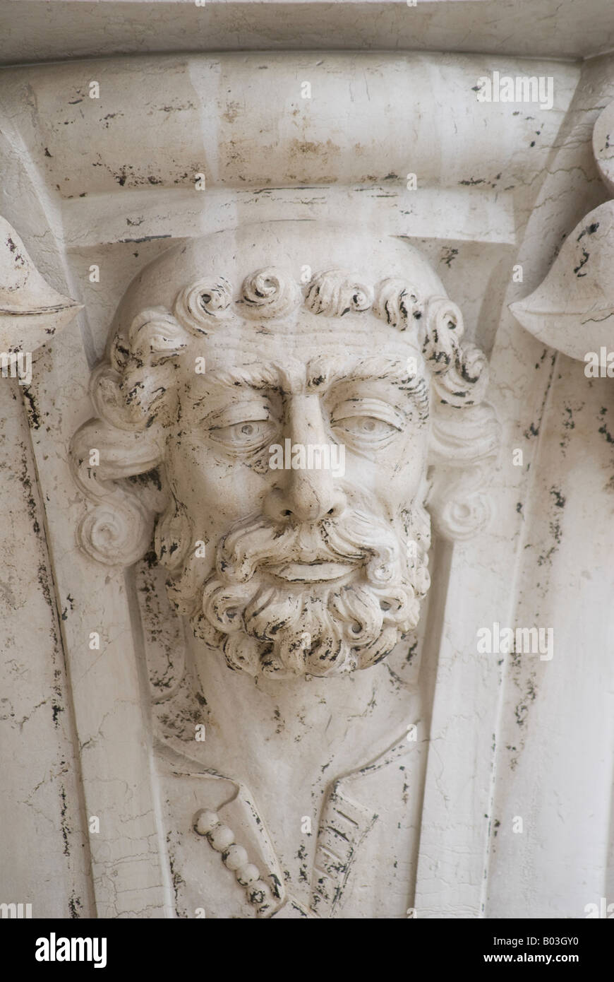 Venedig, Veneto, Italien. Detail von der Spitze einer Säule aus den Bögen des Portikus zeigt das Gesicht des Mannes Stockfoto
