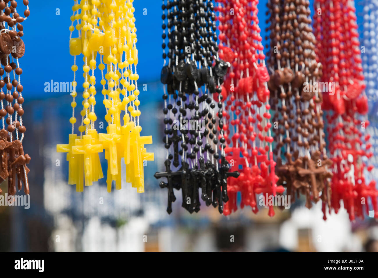 Kunststoff Kreuze an Ketten auf Verkauf in Sonntag Markt Teror Gran Canaria "Kanaren" Spanien Stockfoto
