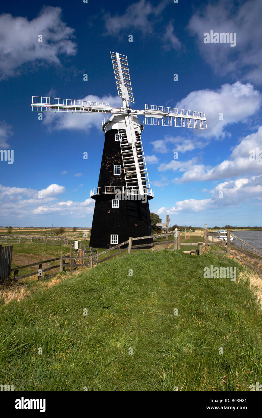 Die vor kurzem restaurierte Berney Arme Windmühle auf dem Halvergate Marshes, Norfolk Broads Stockfoto