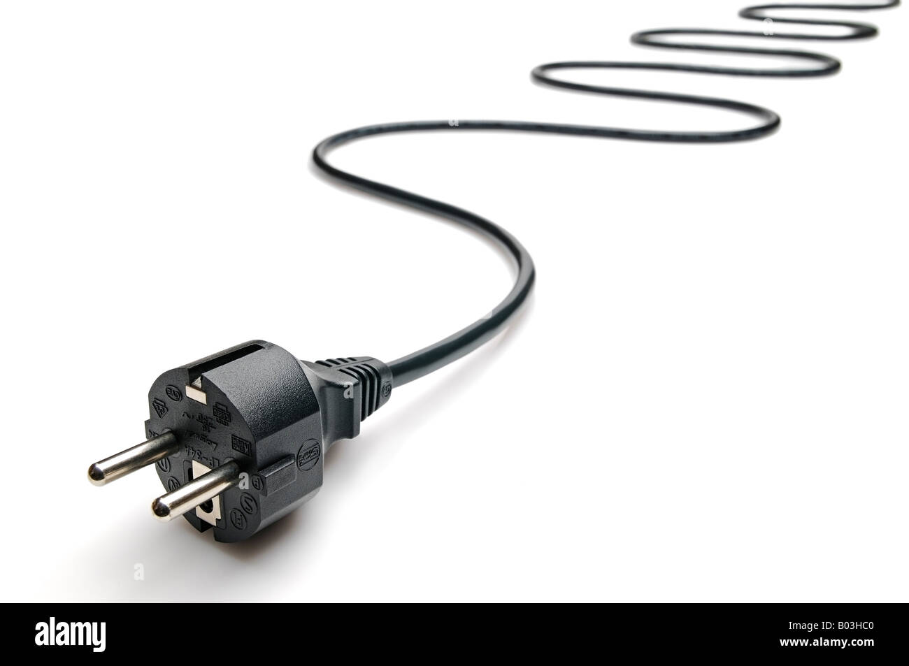 2 poliger Stecker und Power Kabel schließen gegen einen weißen Hintergrund Stockfoto