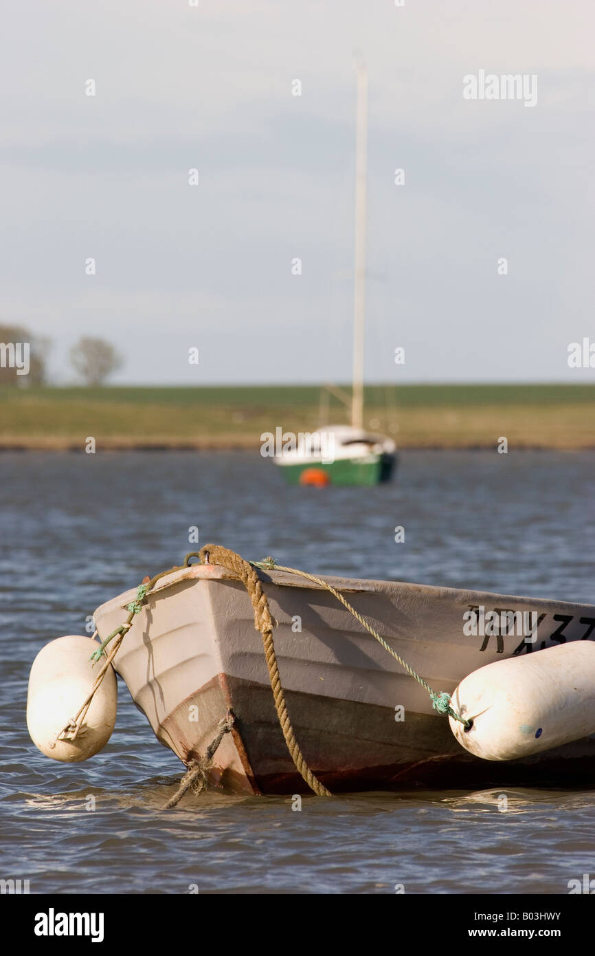 Ruderboot und Segeln Handwerk vor Anker am Swale Mündung, Kent, UK Stockfoto