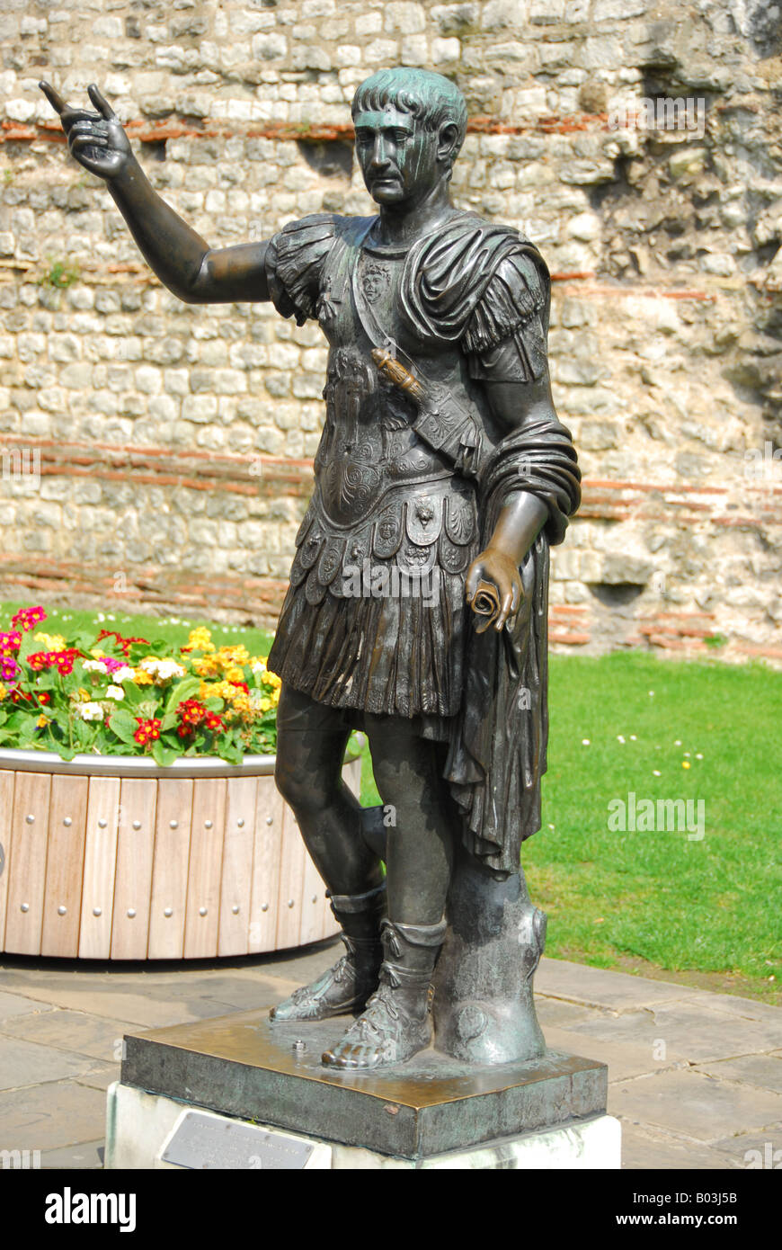 Bronzestatue des römischen Kaisers Trajan London Wall Tower Hill Stockfoto