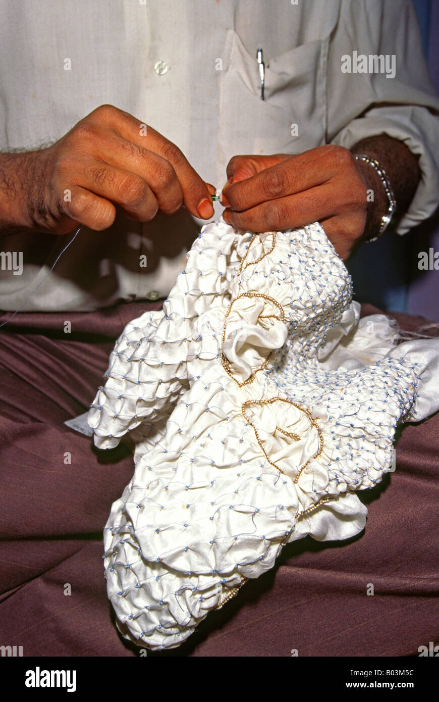 Indien Gujerat Handwerk Bhuj Handwerker Khatri Alimohmad Isha Bindungsgrad feine Seide Bundhini Farbstoff Krawattenknoten mit Baumwollfaden Stockfoto