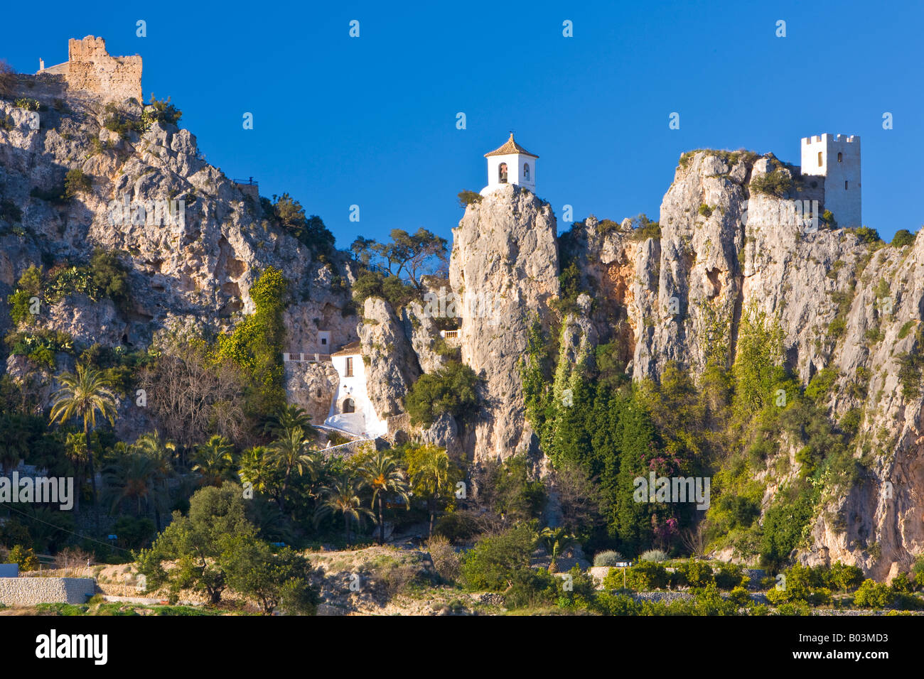 Ruinen des Castell de Guadalest, Burg Guadalest und die weiß gewaschene Kirche Glockenturm in der Stadt von Guadalest Stockfoto