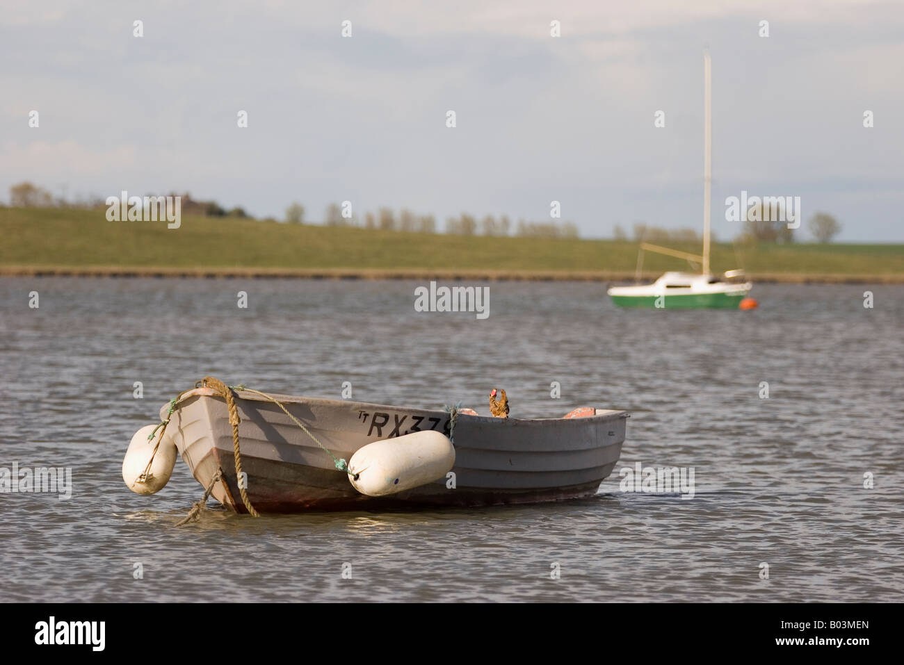 Ruderboot und Segeln Handwerk vor Anker am Swale Mündung, Kent, UK Stockfoto