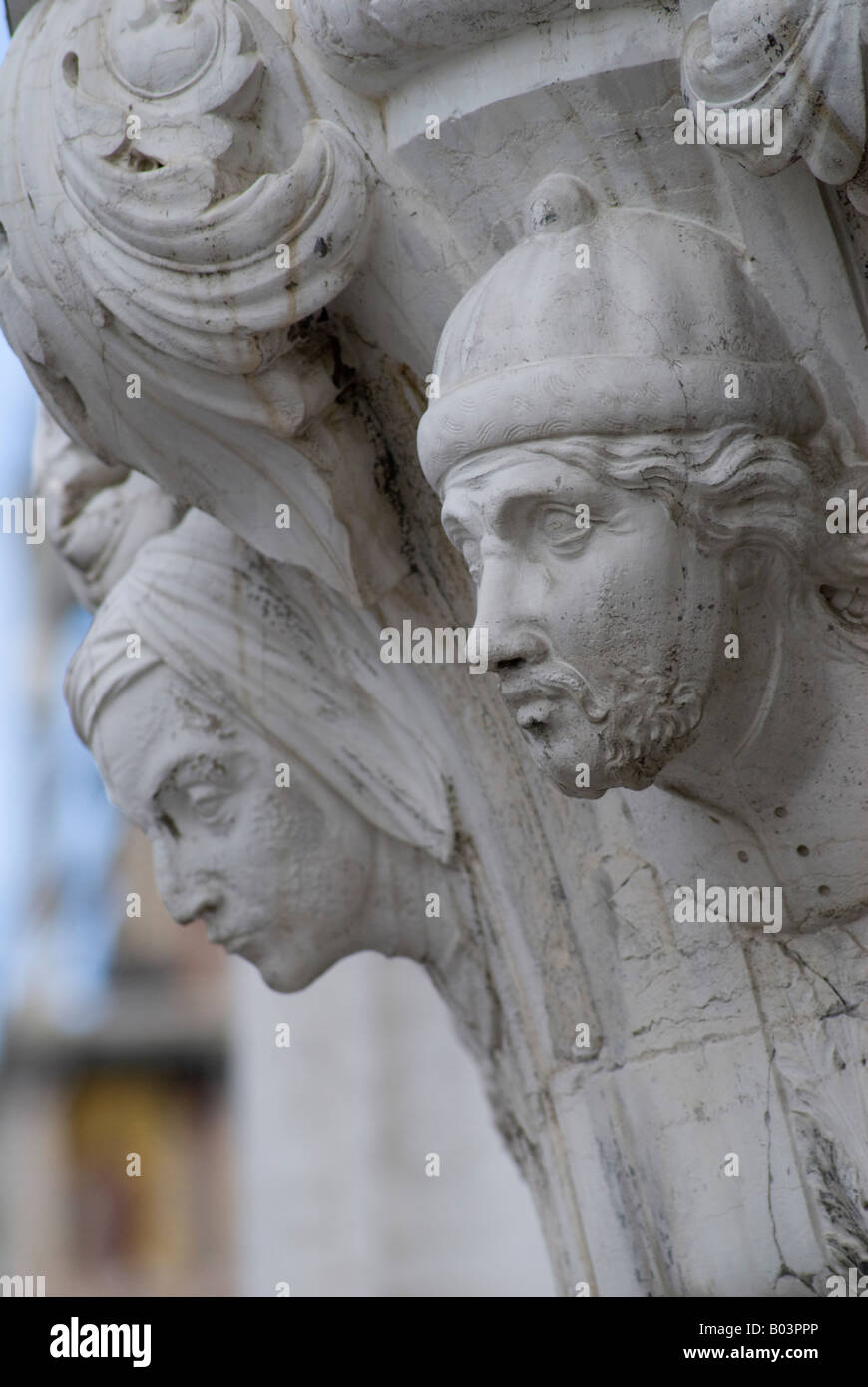 Venedig, Veneto, Italien. Detail von der Spitze einer Säule aus den Bögen des Portikus Köpfe zeigen Stockfoto
