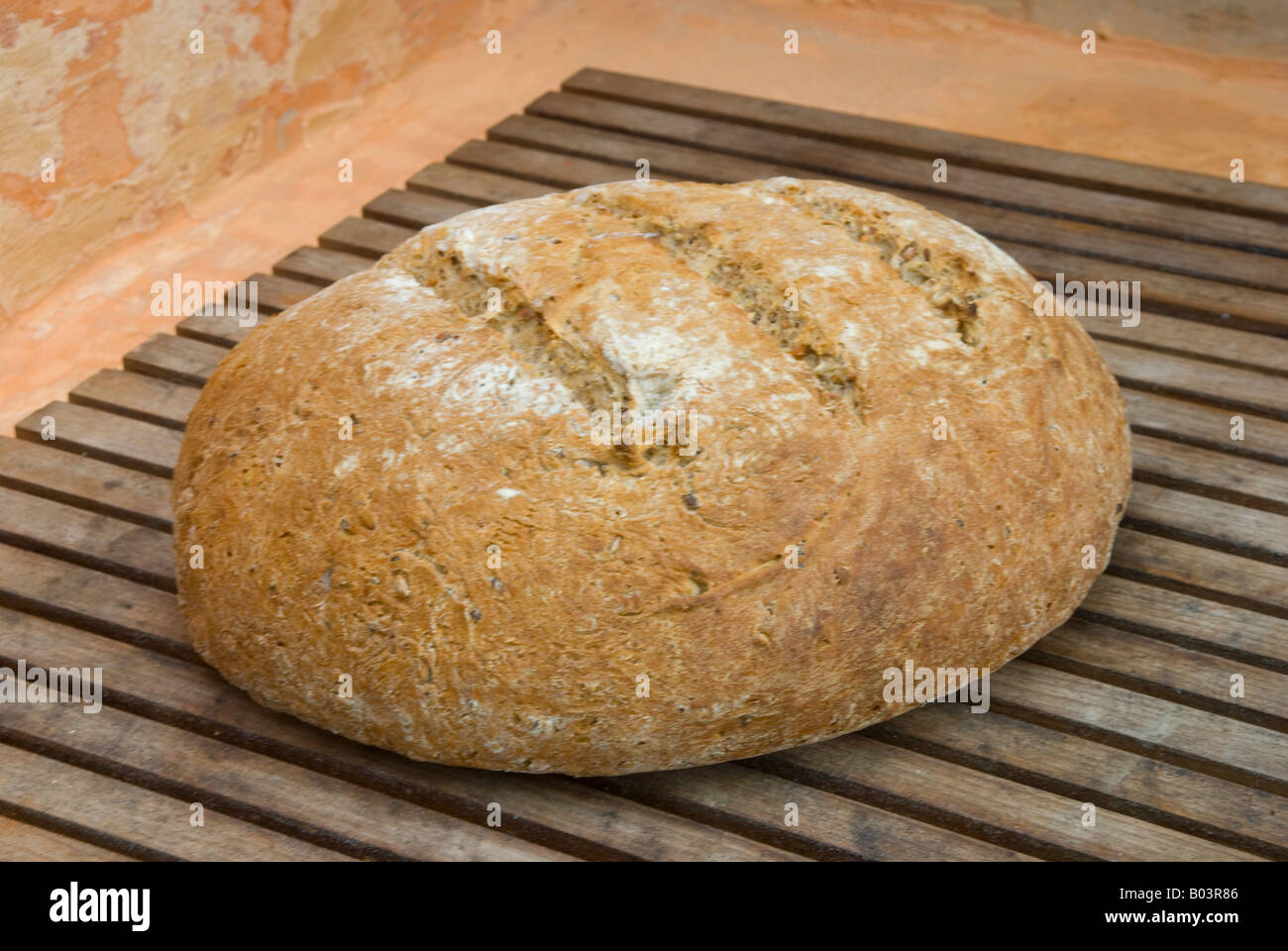 Vollkorn-Getreide Brot gebacken in einem Outdoor-Holzofen Stockfoto