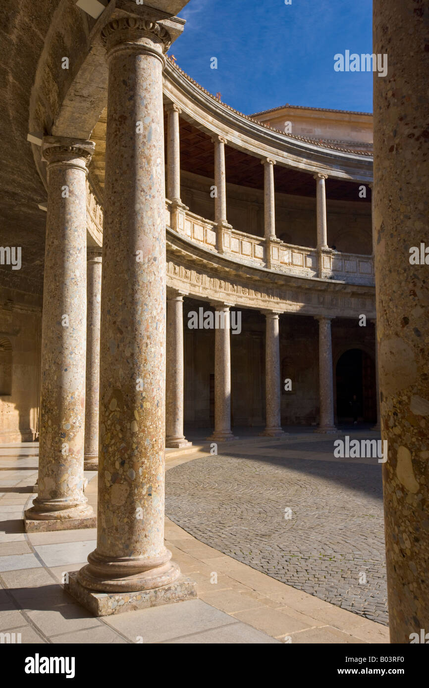Säulen im kreisförmigen Hof der Palast von Charles V (Palacio de Carlos V), der Alhambra (La Alhambra) Stockfoto