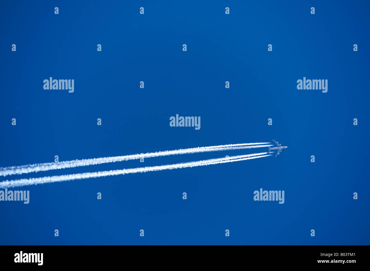 Flugzeug in einem blauen Himmel. Stockfoto