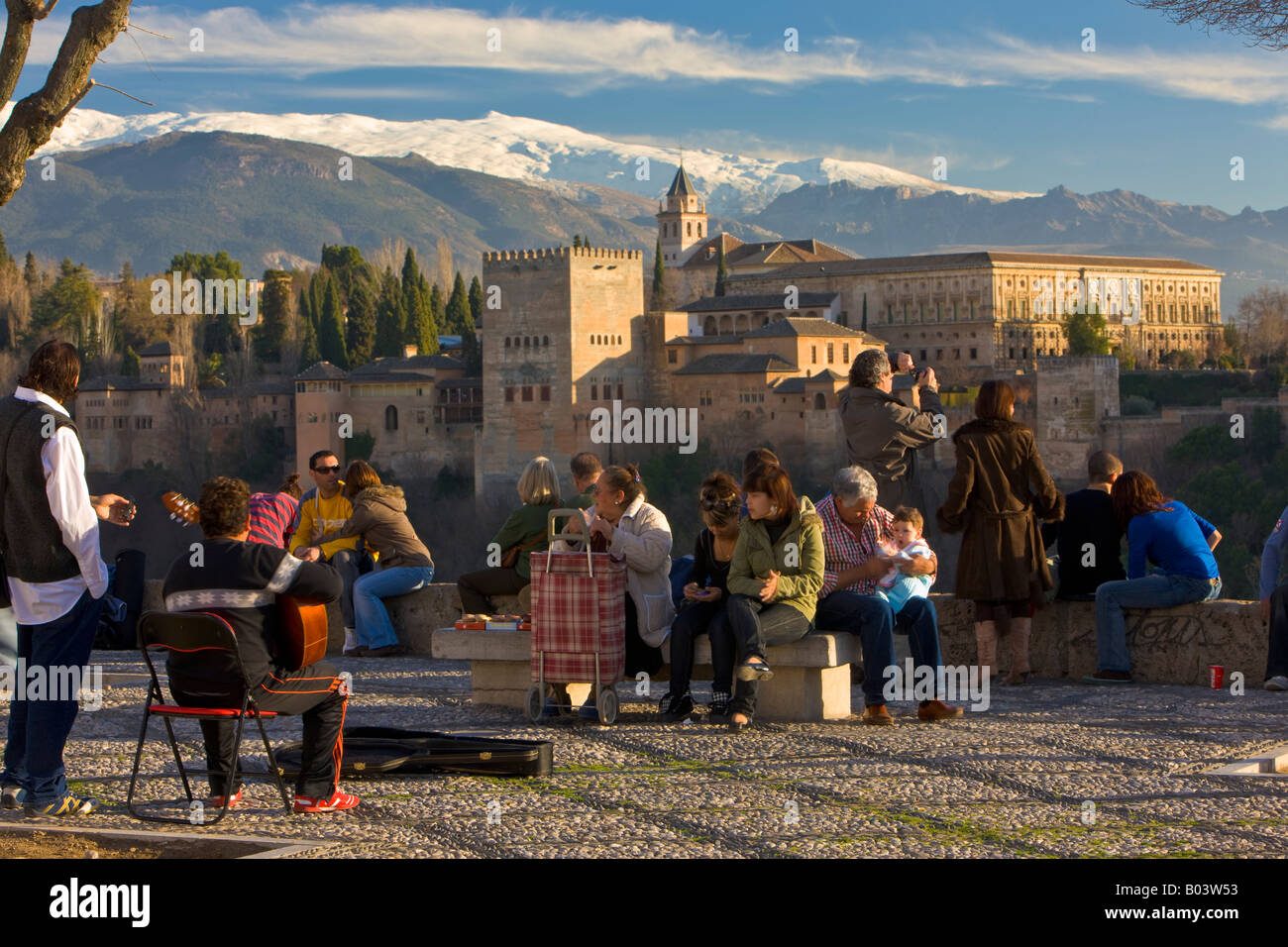 Aktivität am Mirador del San Nicolas in Albaicín Viertel, mit Blick auf die Alhambra von Granada, Provinz Granada Stockfoto