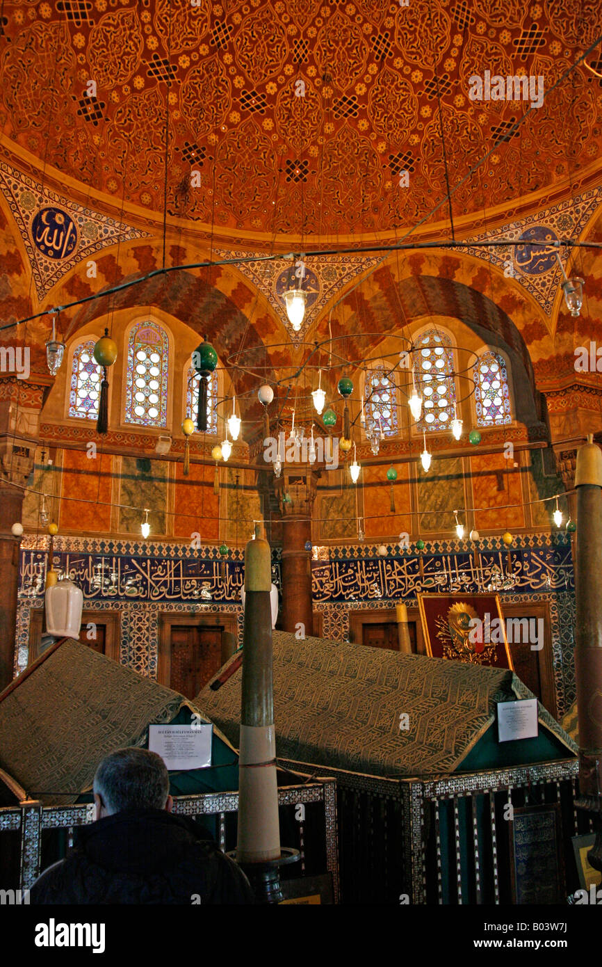 Ein Mann betet innerhalb der Süleyman Türbe, enthält das Grab von Süleyman dem prächtigen Süleymaniye Camii Istanbul-Türkei Stockfoto