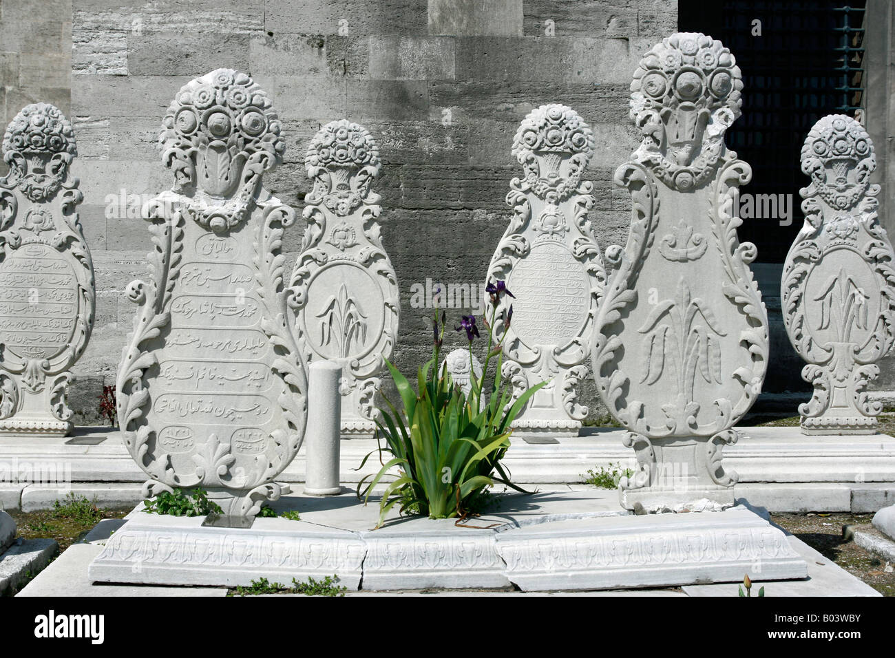 Reich verzierte Grabsteine von Honoratioren auf dem Friedhof bei der Süleymaniye Camii Istanbul-Türkei Stockfoto