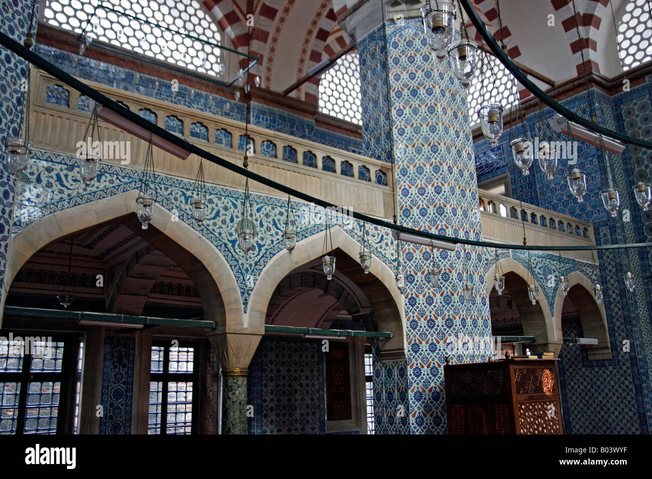 Blauen Iznik-Fliesen ist die dominierende Farbe in der Rüstem Paşa Camii Istanbul-Türkei Stockfoto