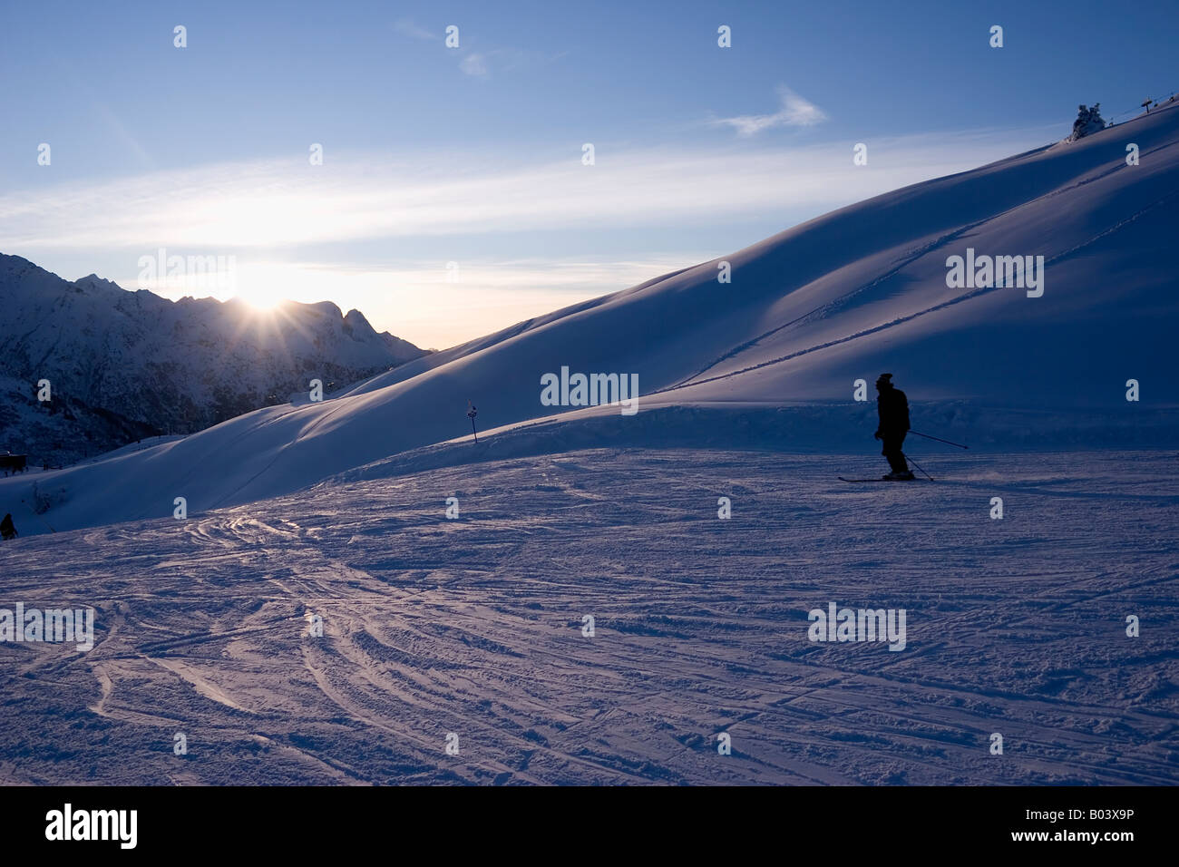 Skifahrer auf den Pisten am späten Nachmittag Stockfoto