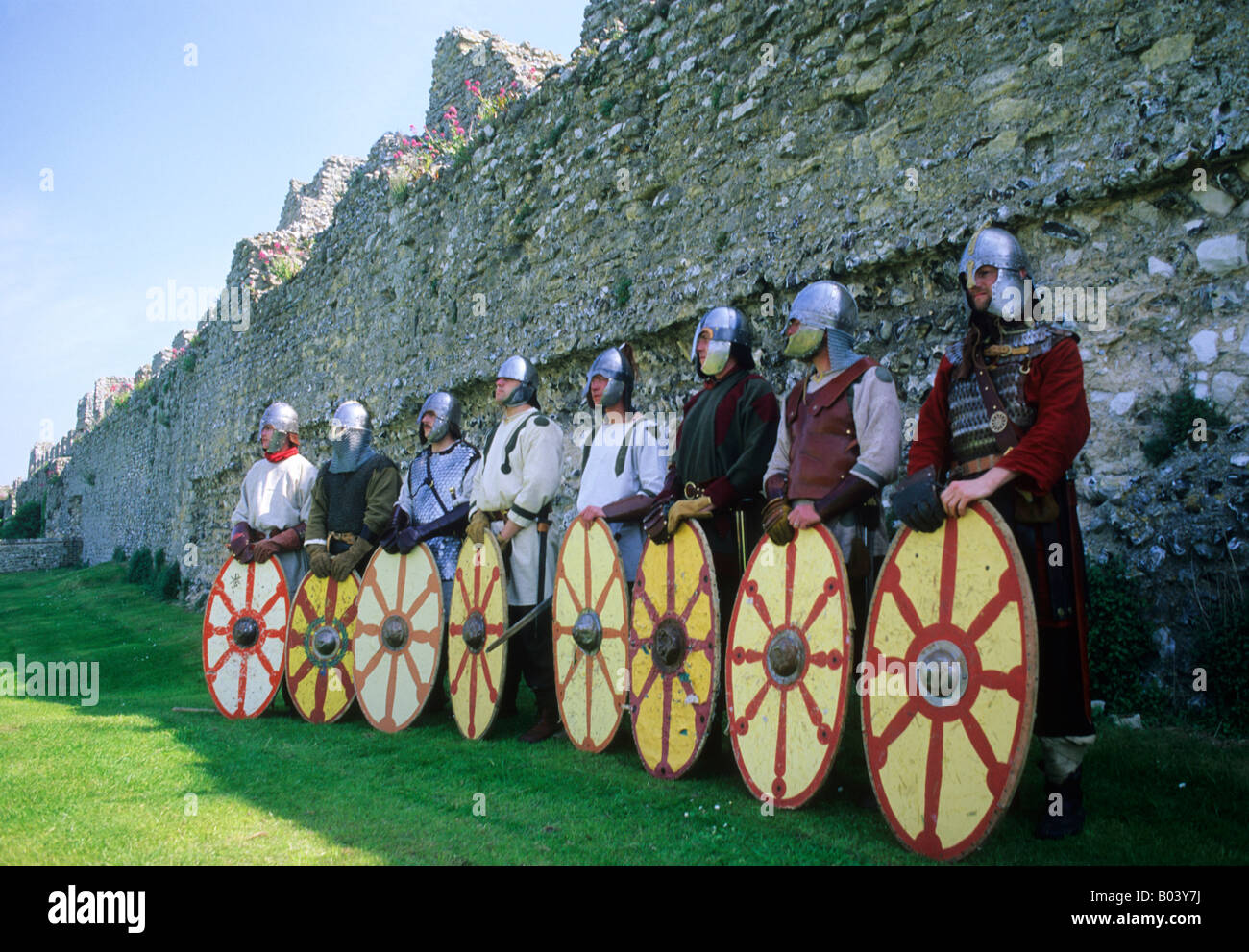 Romano-britischen sächsische Krieger Schilde Rüstungen 5. Jahrhundert englische Geschichte Reenactment Helme Soldaten militärische England UK Stockfoto