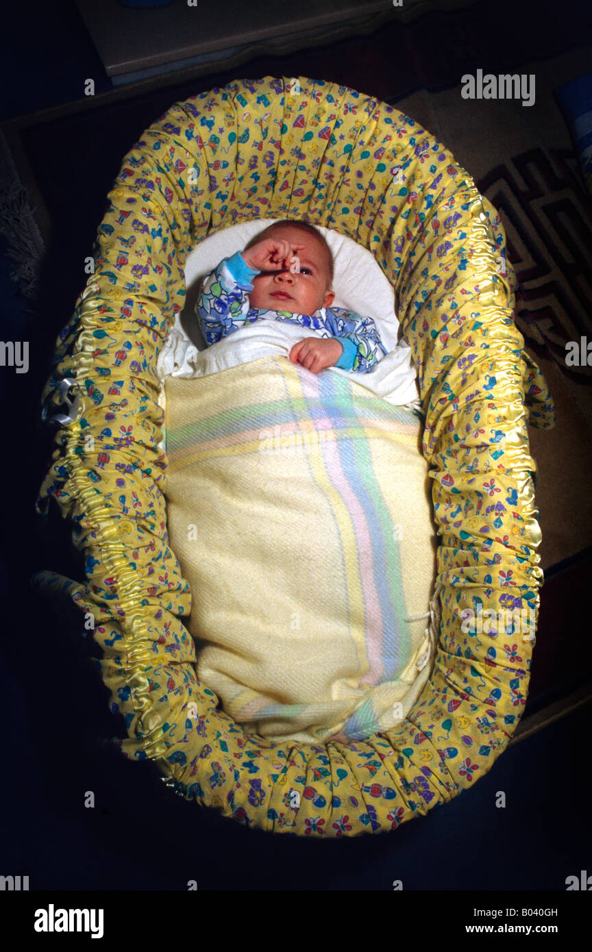 Baby lag In Moses Korb Stockfoto