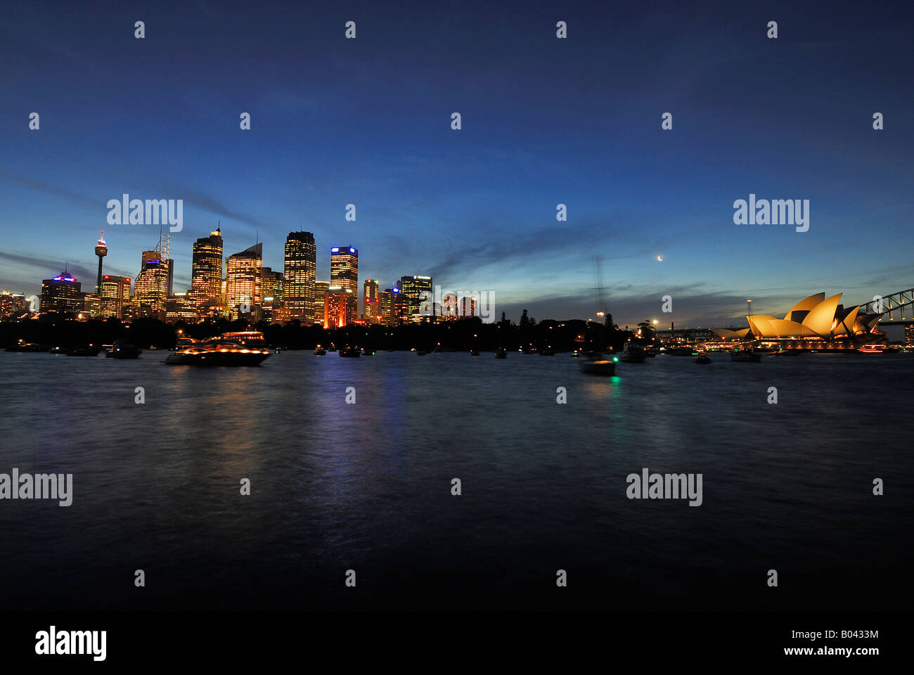 Skyline von Sydney mit Sydney Oper und Harbour Bridge blaue Stunde Farm Cove New South Wales Australien Stockfoto