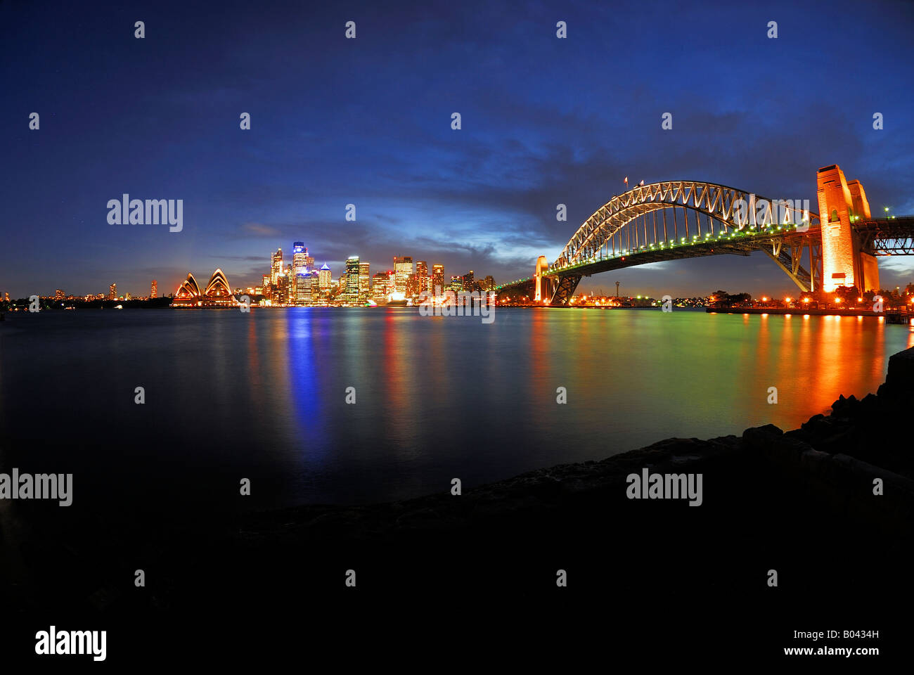 Skyline von Sydney mit Sydney Oper und Harbour Bridge blaue Stunde Sydney New South Wales Australien Stockfoto