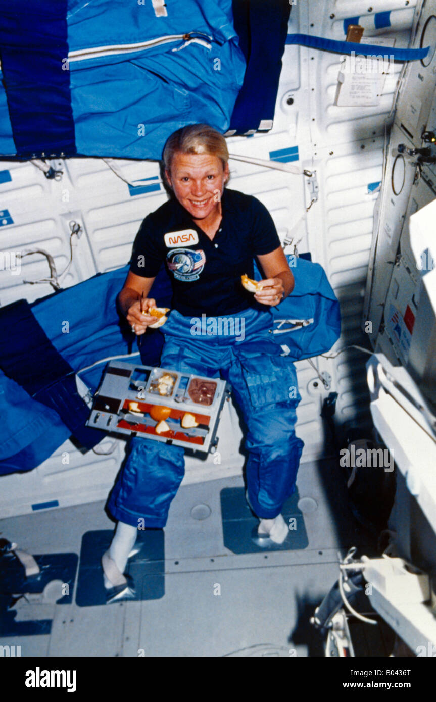 Mission Specialist Astronautin Margaret Rhea Seddon isst im vierten Flug des Space Shuttle Discovery STS-51-D im Jahr 1985 Stockfoto