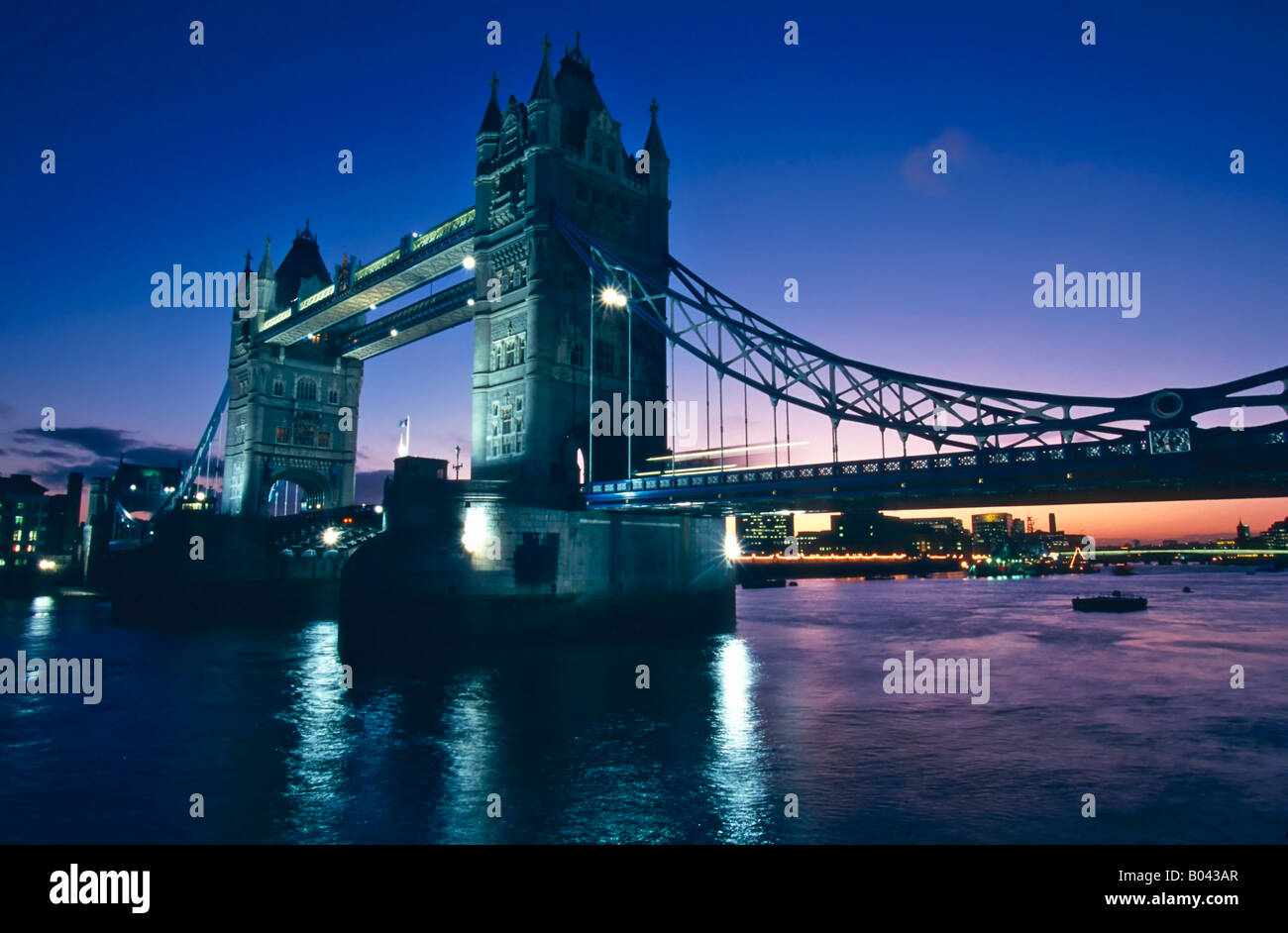 Tower Bridge Themse London England Grossbritannien Sehenswuerdigkeit Anblick Abends Abend Stockfoto