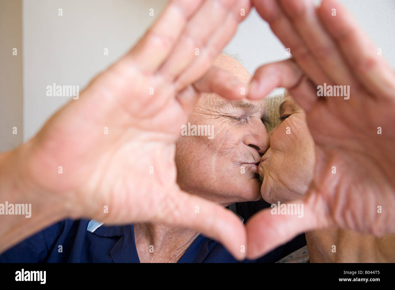 Ein älteres Paar, küssen Stockfoto