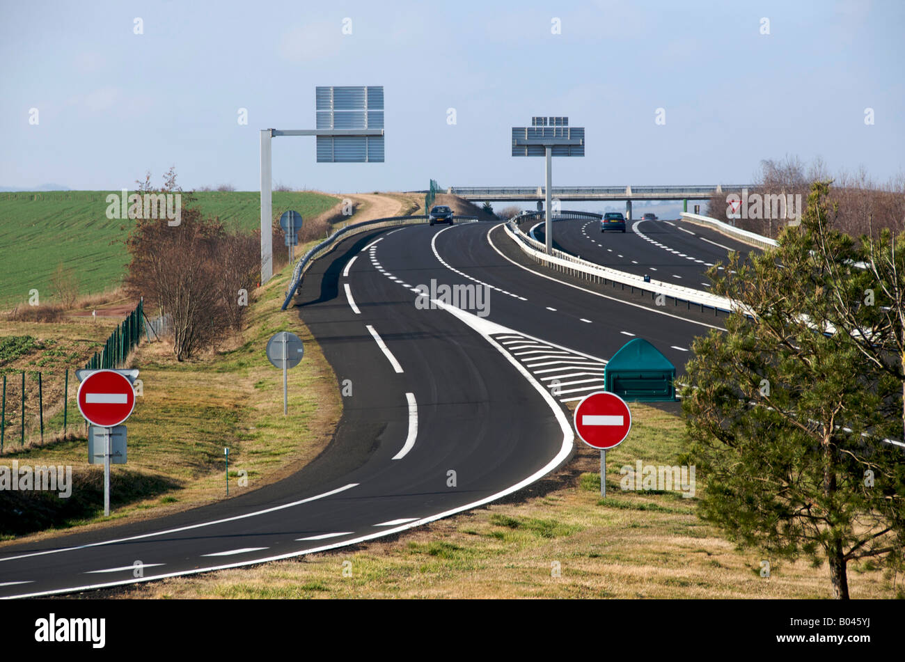 Kein Eintritt / Stoppschilder an französischen Autoroute Autobahn - Warnung zu fahren auf rechts rechts beim fahren in Frankreich / Europa Stockfoto