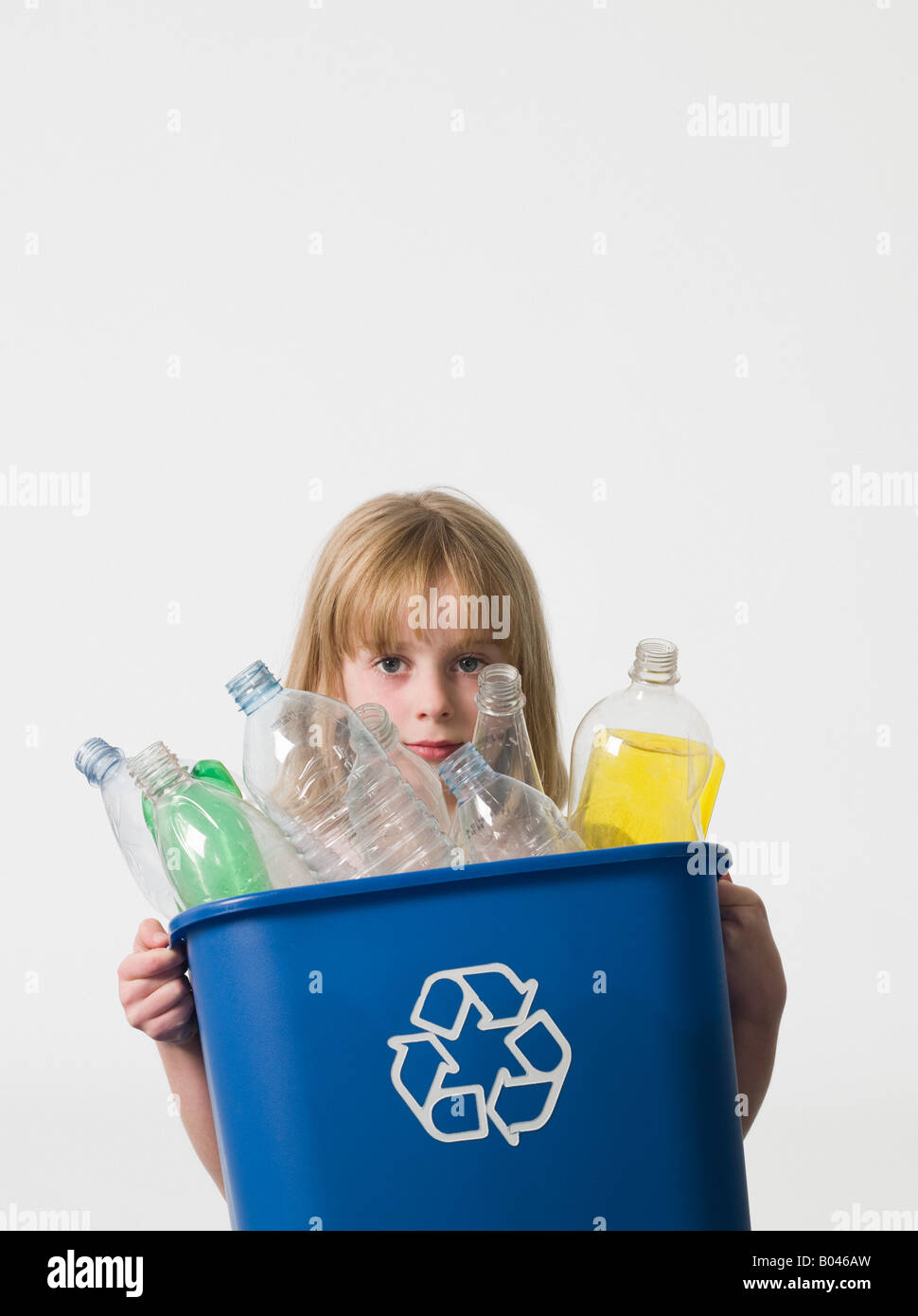 Mädchen-recycling-Flaschen Stockfoto