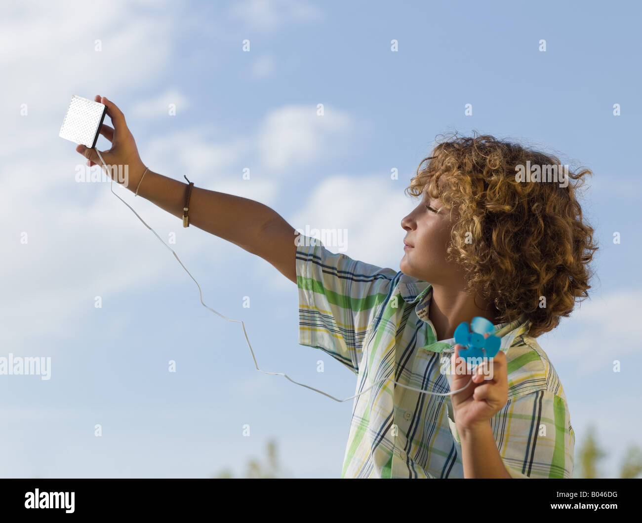 Junge mit einem kleinen Solar-panel Stockfoto