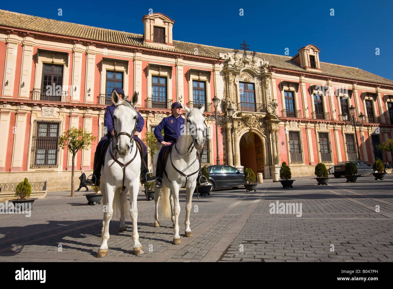 Polizisten auf dem Pferderücken außerhalb der Palacio Arzobispal (Palast des Erzbischofs) im Plaza Virgen de Los Reyes Stockfoto