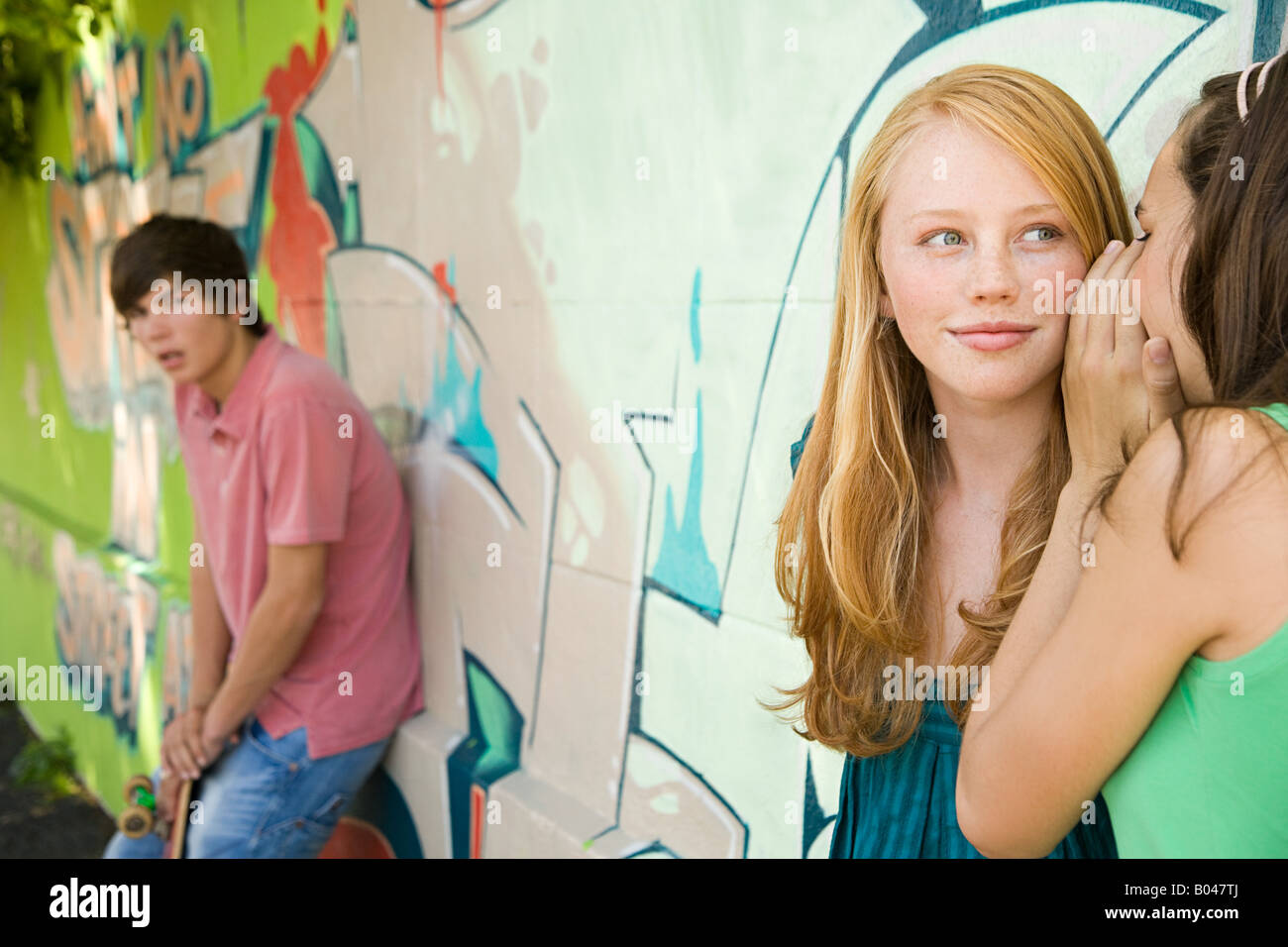 Mädchen im Teenageralter Klatsch Stockfoto