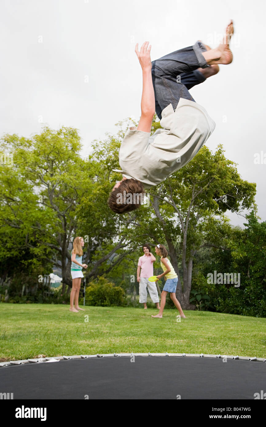 Ein Teenager machen Purzelbäume auf einem Trampolin Stockfoto