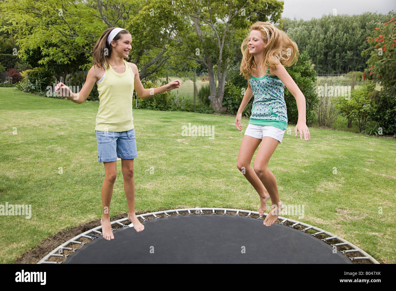 Mädchen im Teenageralter springen auf einem Trampolin Stockfoto