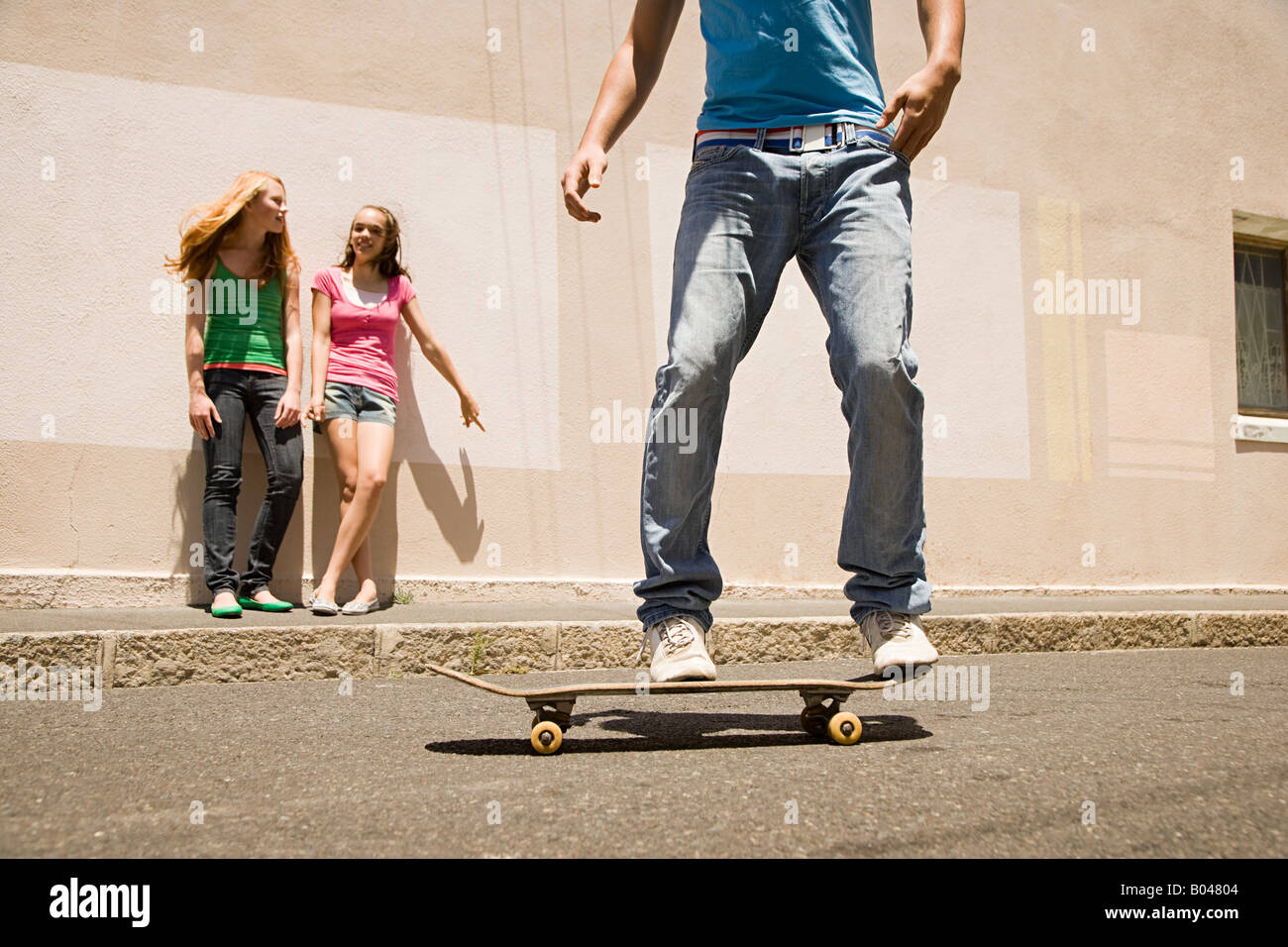 Ein Teenager, skateboarding Stockfoto