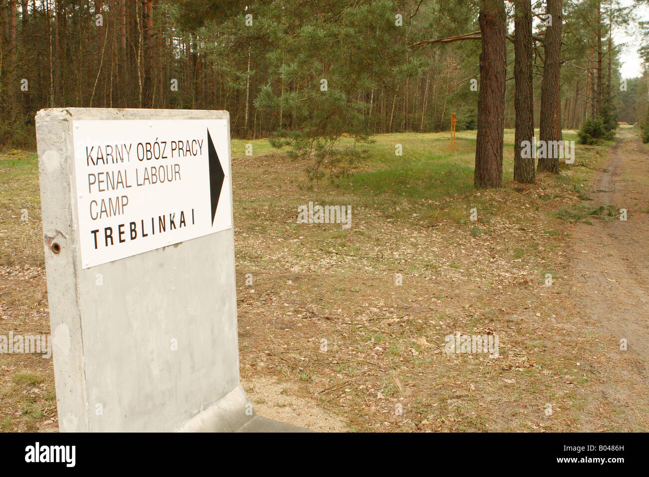 Treblinka Polen Wegweiser der Nazi-deutschen Straf-Zwang Arbeitslager in den Kiefer Wald 10.000 Insassen starben Stockfoto