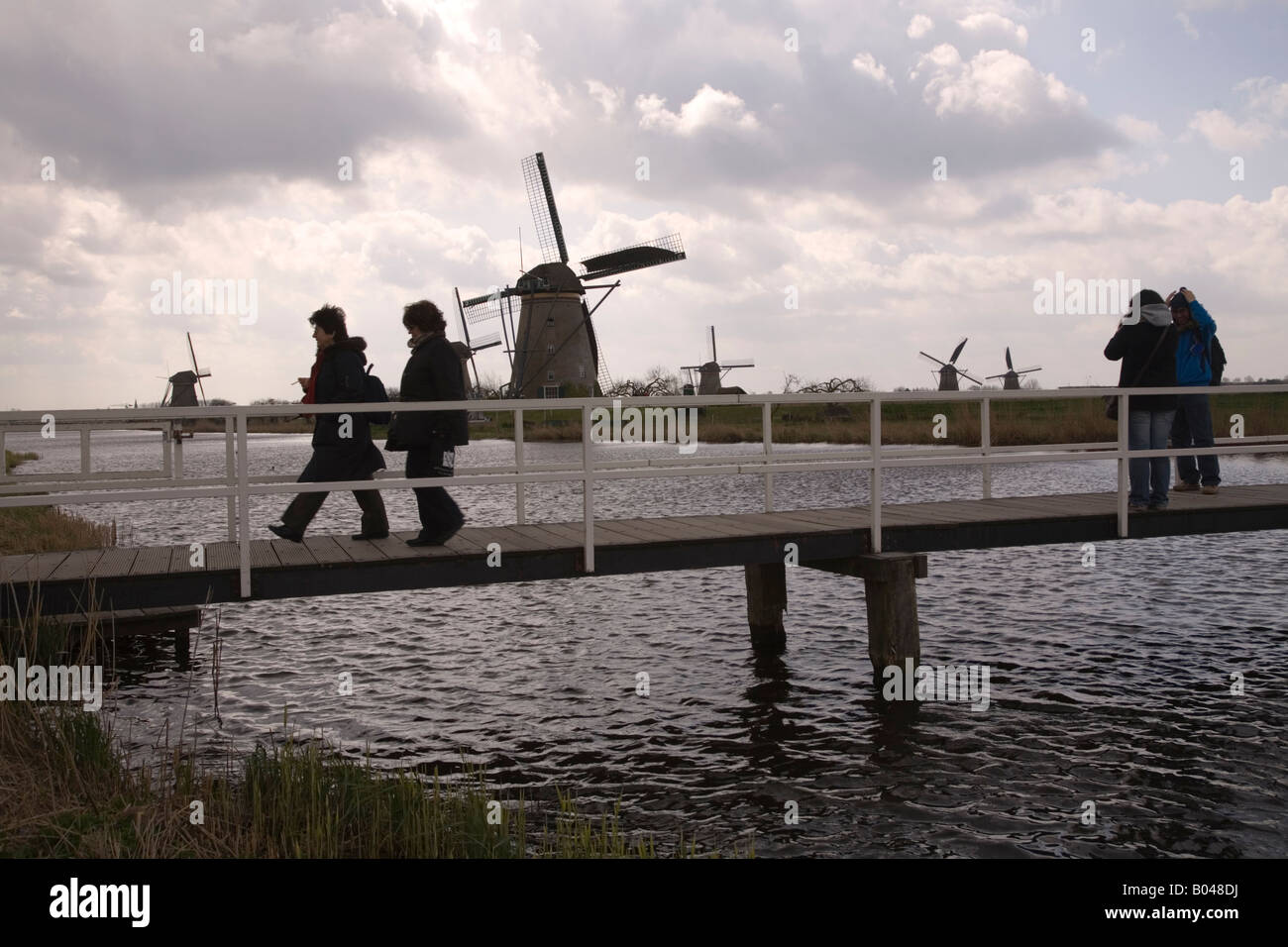 Touristen und Windmühlen in Kinderdijk, Holland. Die Niederlande Stockfoto