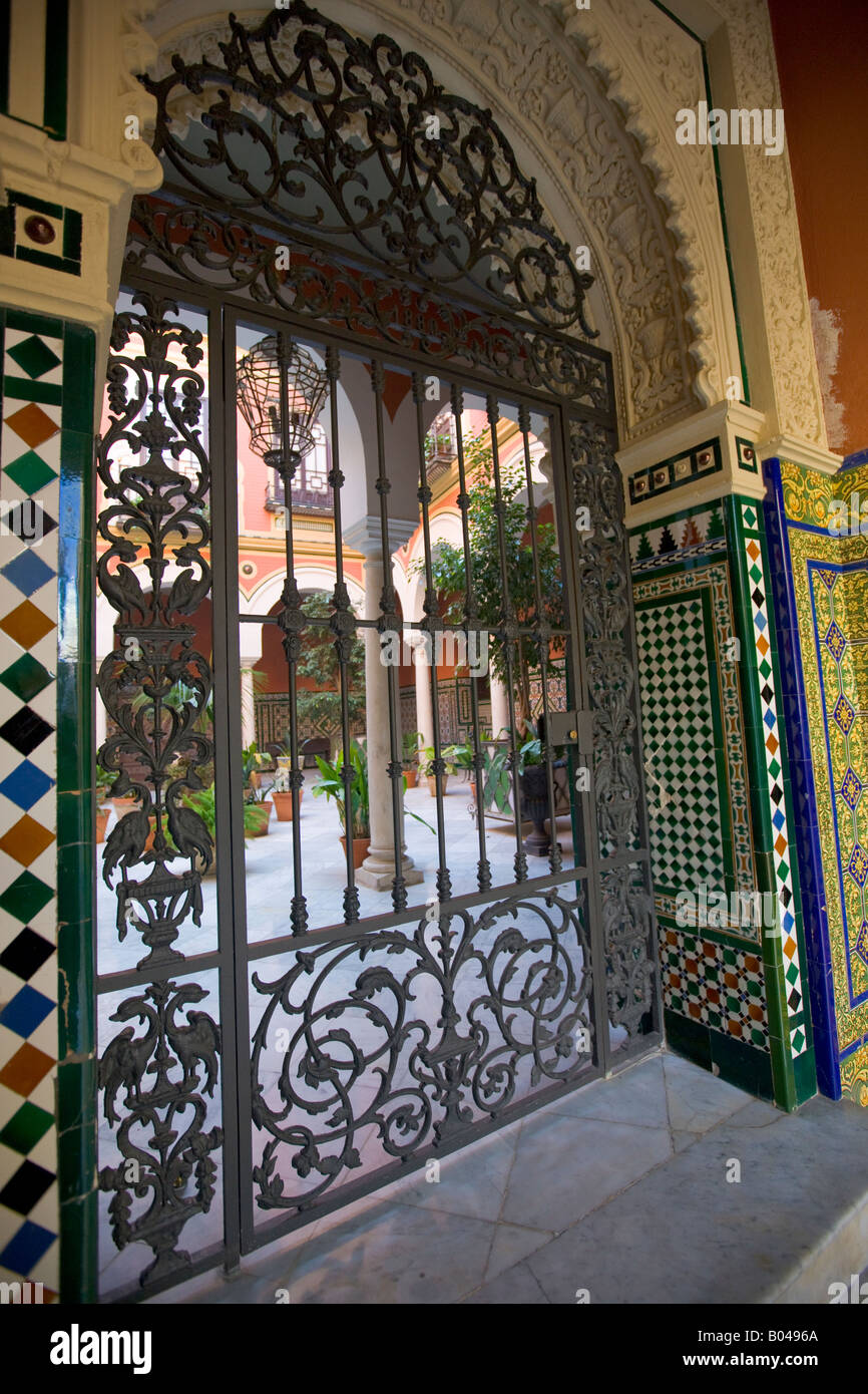 Eine Keramik gefliest Eingangstor zu einem Innenhof im Viertel Santa Cruz, Provinz Sevilla Stadt Sevilla (Sevilla) Stockfoto