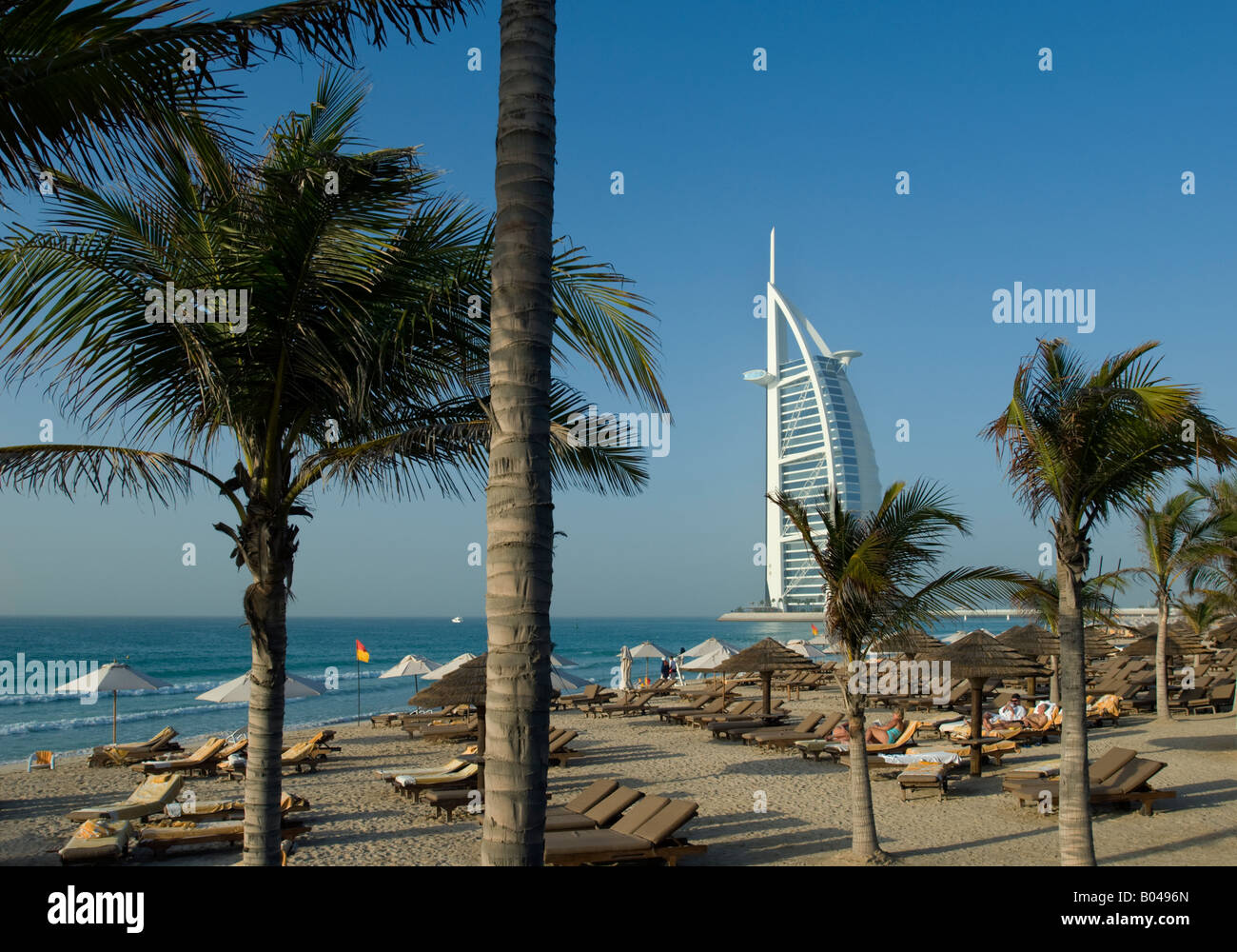 Jumeirah Beach mit Burj Al Arab in Dubai Hintergrund. Stockfoto