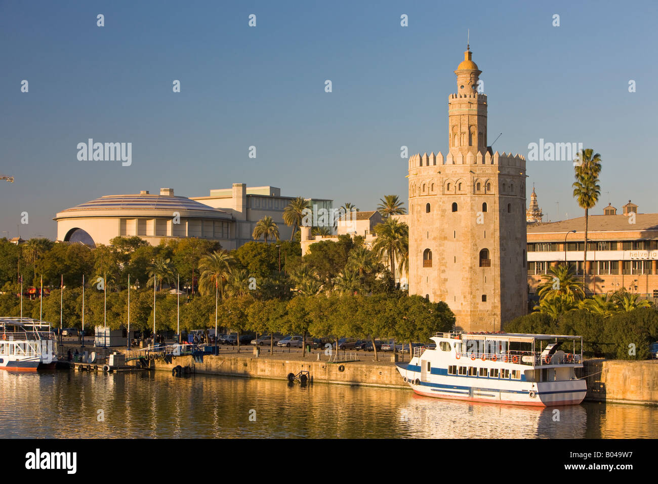 Der Torre del Oro (Turm des Goldes) beherbergt auch das Museo Maritimo (Marinemuseum) an den Ufern des Rio Guadalquivir (Fluss) Stockfoto