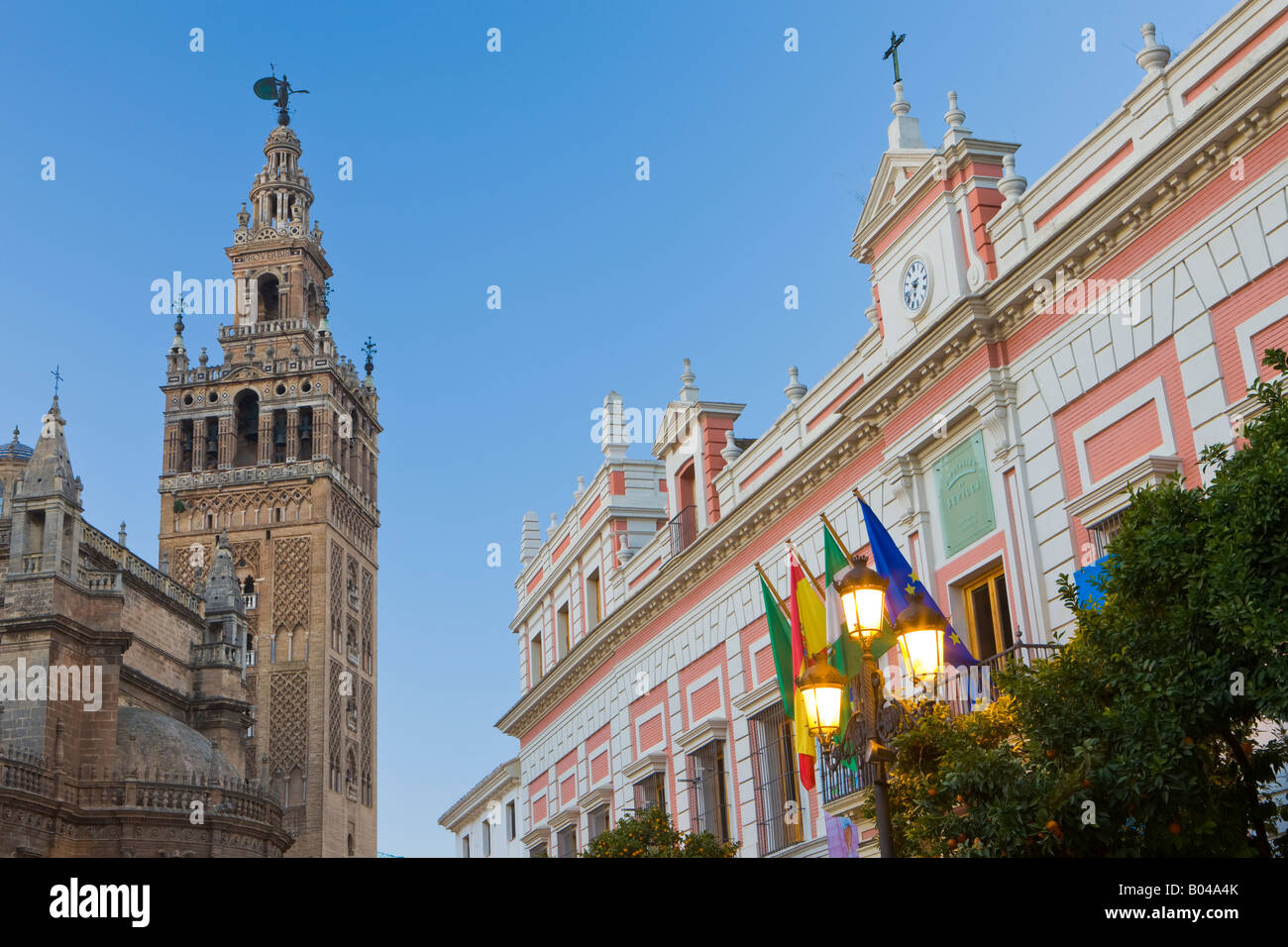 Kathedrale von Sevilla und La Giralda (Bell Tower/Minarett), ein UNESCO-Weltkulturerbe, gesehen vom Plaza del Triunfo in der Abenddämmerung Stockfoto