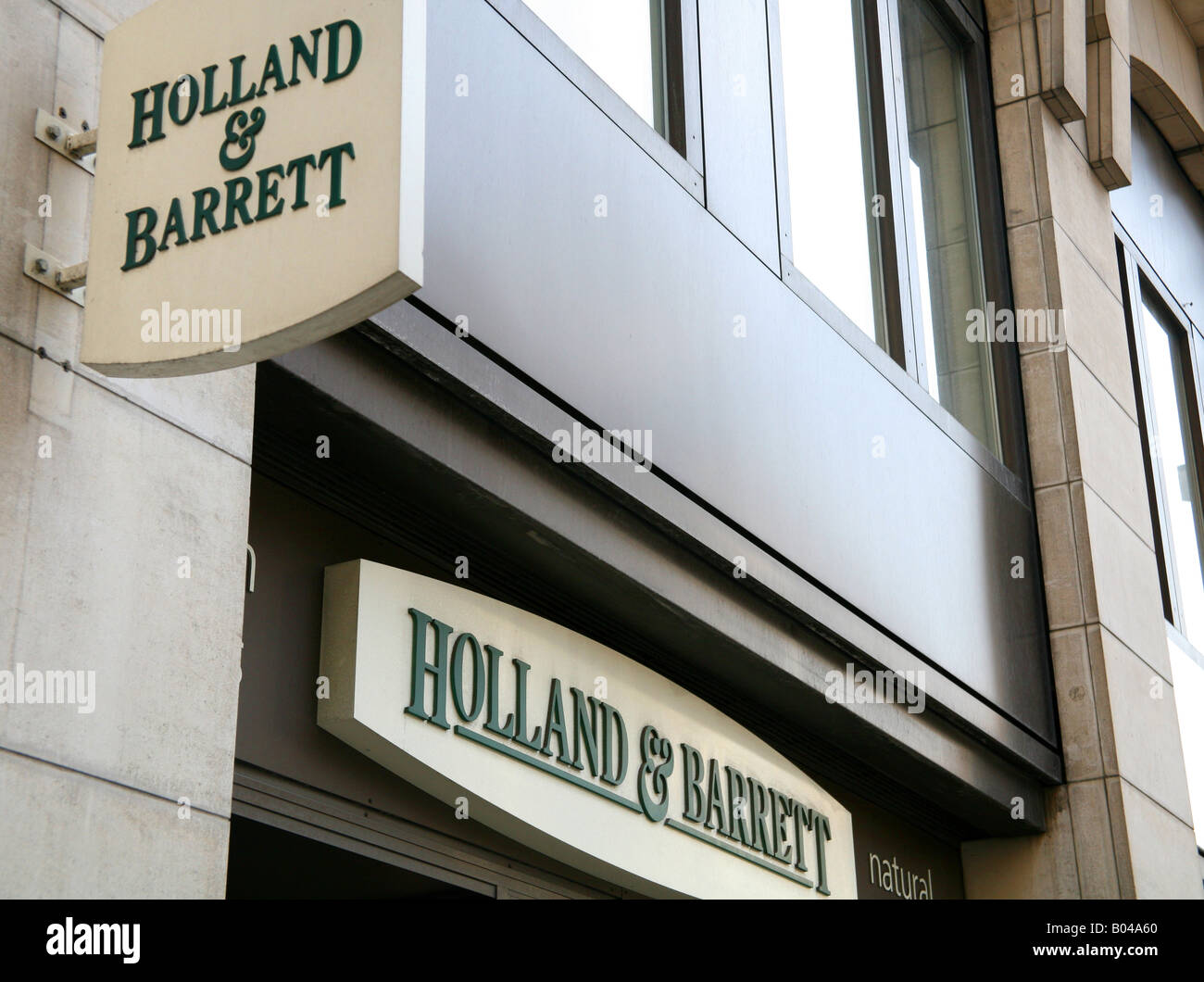 Anzeichen auf Zweig der Holland & Barrett Bioladen in London Stockfoto