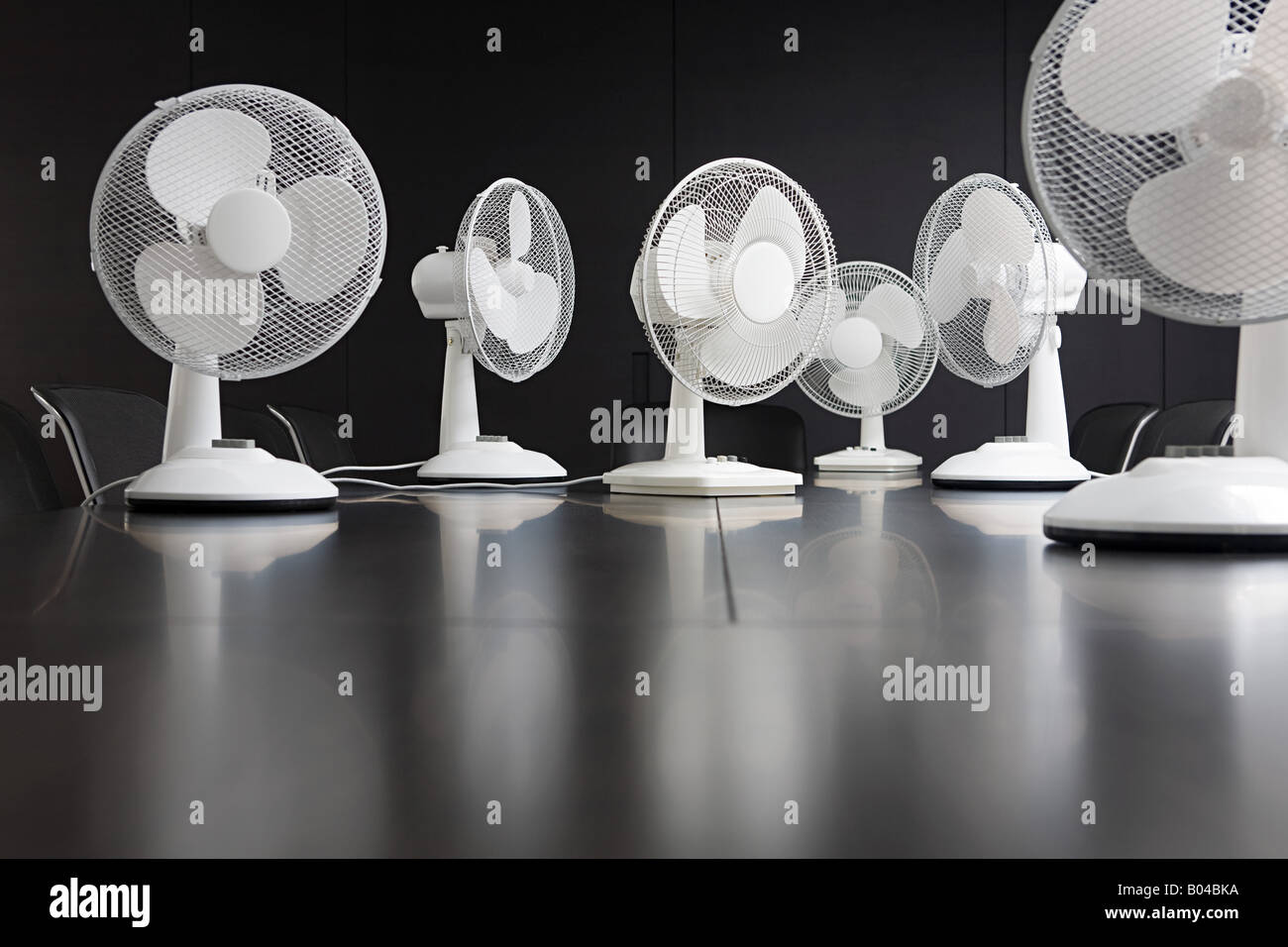 Elektrische Ventilatoren am Konferenztisch Stockfoto