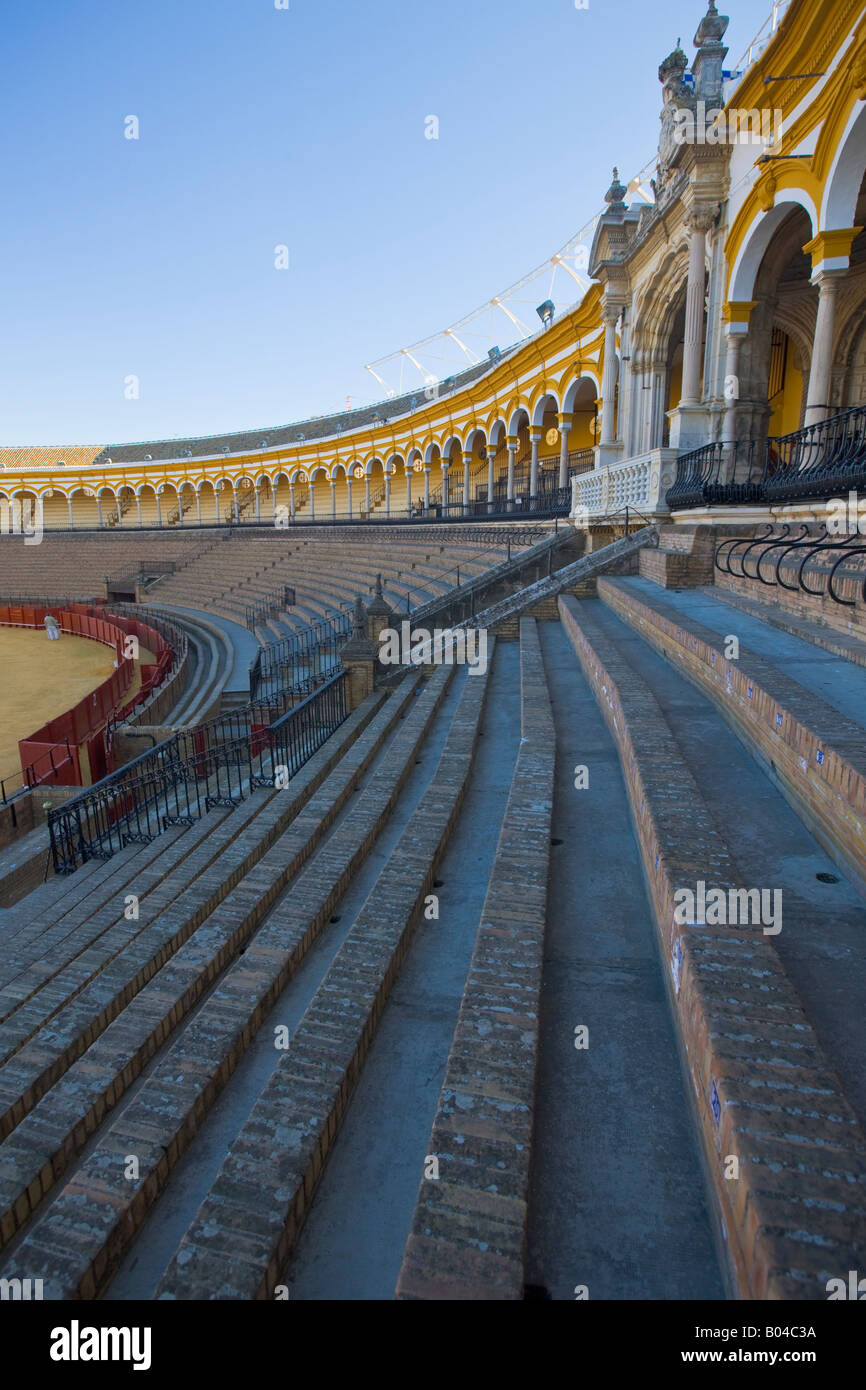 Sitzgelegenheiten rund um die Arena Plaza de Toros De la Maestranza (auch La Real Maestranza - Stierkampfarena) im Stadtteil El Arenal Stockfoto