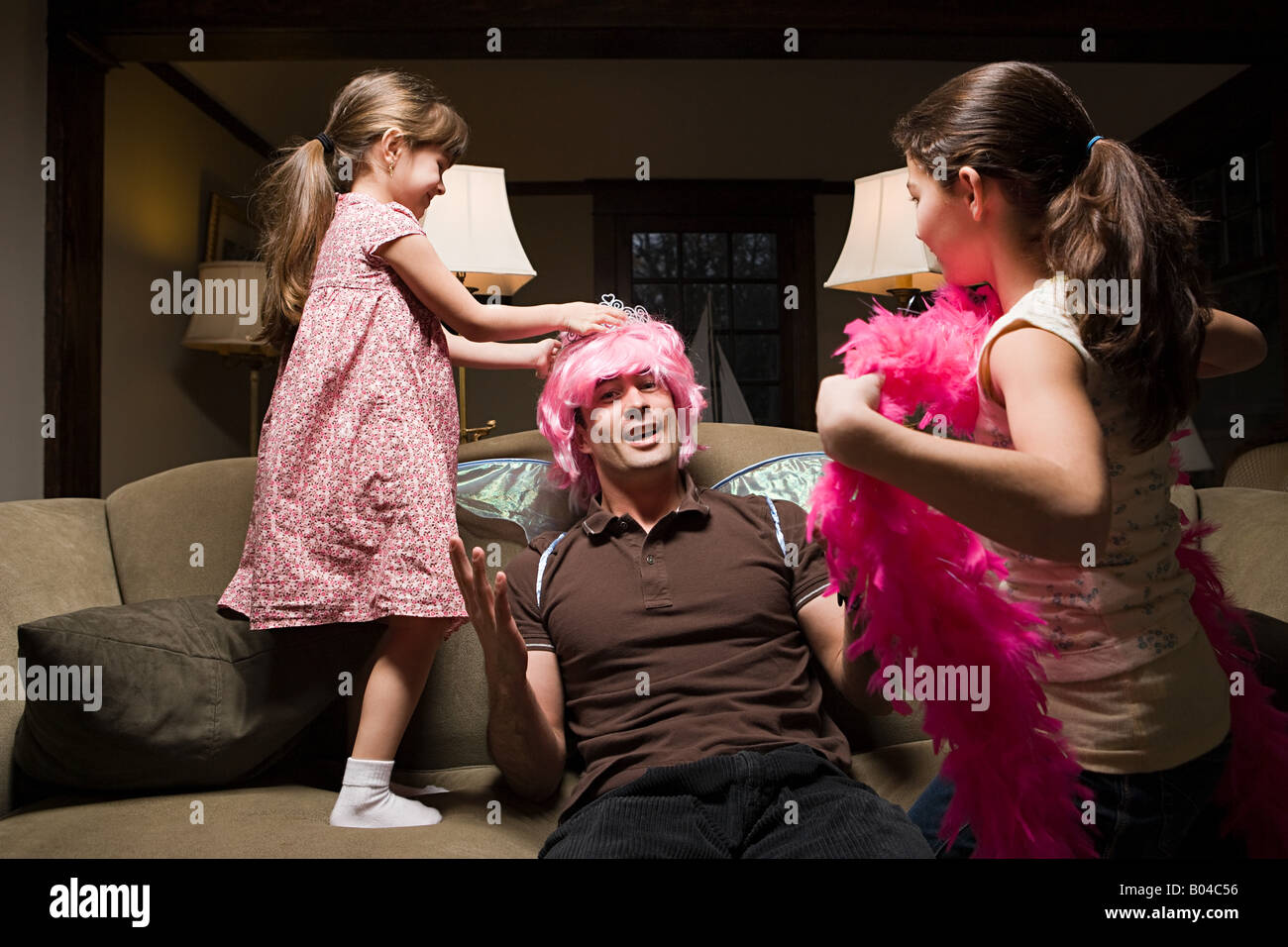 Ein Vater und seine Töchter spielen Lust auf Kleid Stockfoto