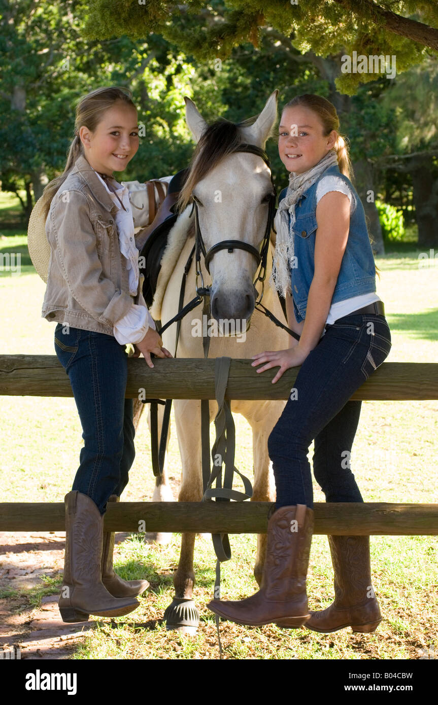 Porträt von zwei Mädchen und ein Pferd Stockfoto
