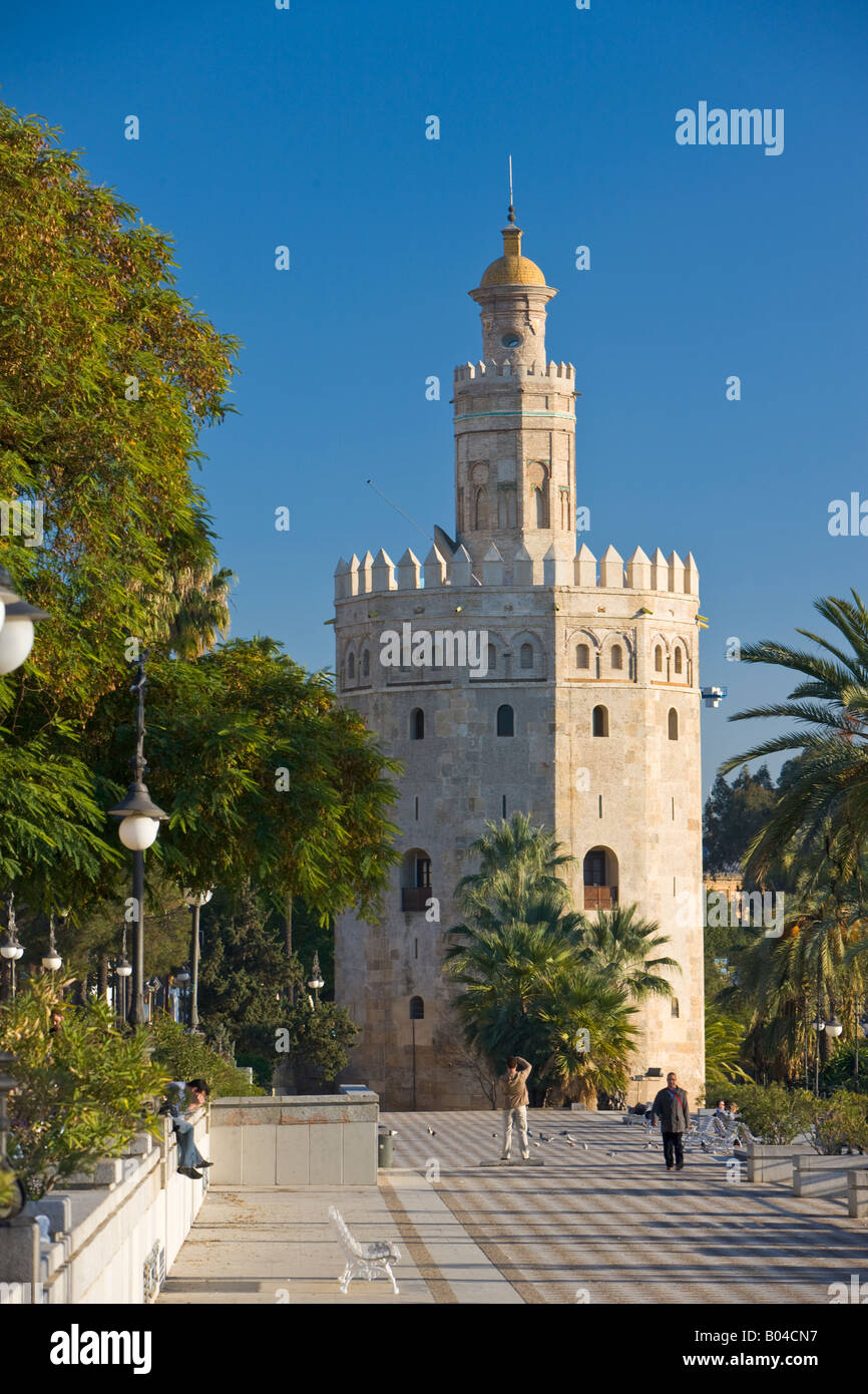 Torre del Oro (Tower of Gold) beherbergt auch Museo Maritimo (Marinemuseum) von entlang Paseo Alcalde Marques del Contadero Stockfoto